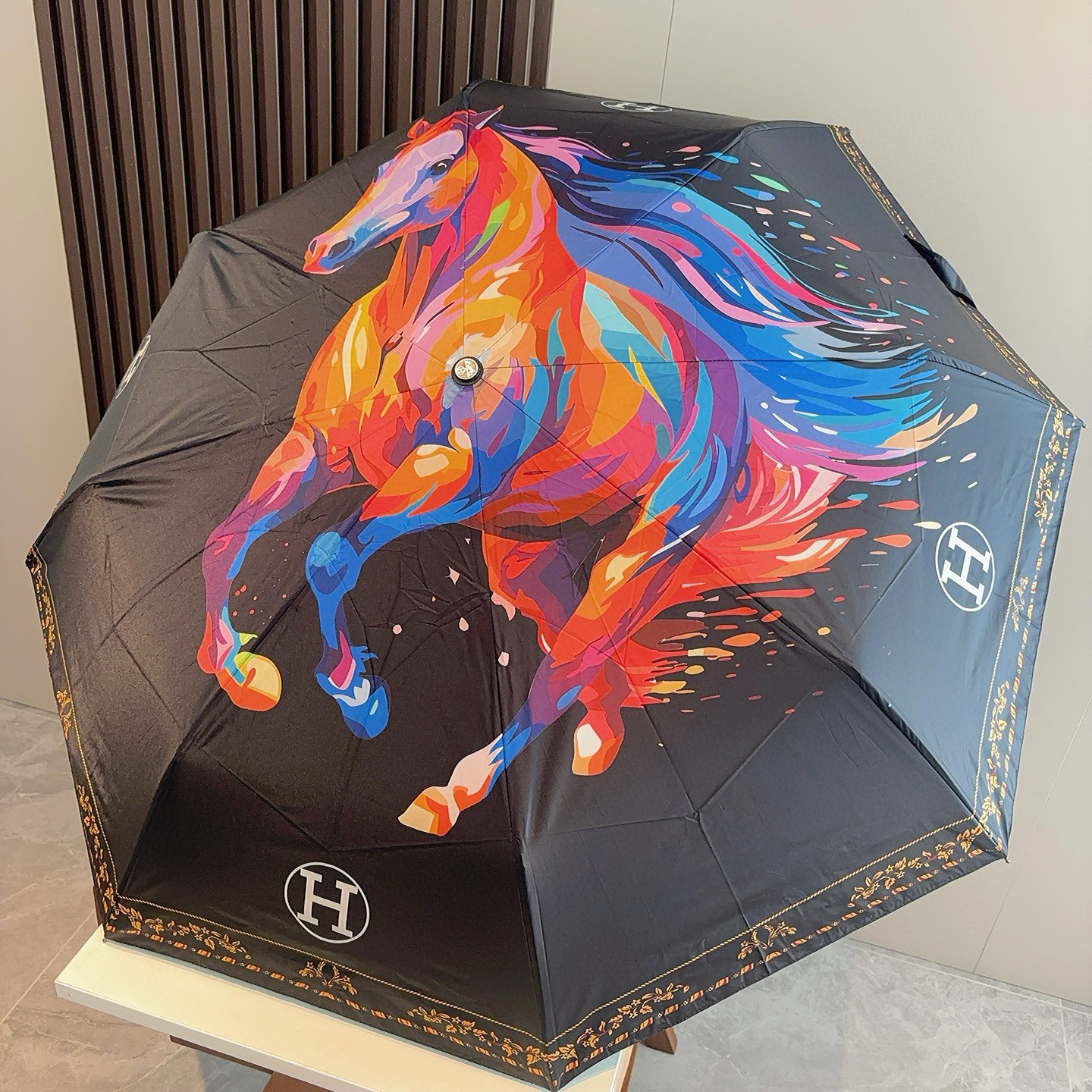 爱马仕（Hermès）   新款 极品H家三折自动伞重磅呈现 以其精湛的工艺技术和源源不断的想像力 新涂