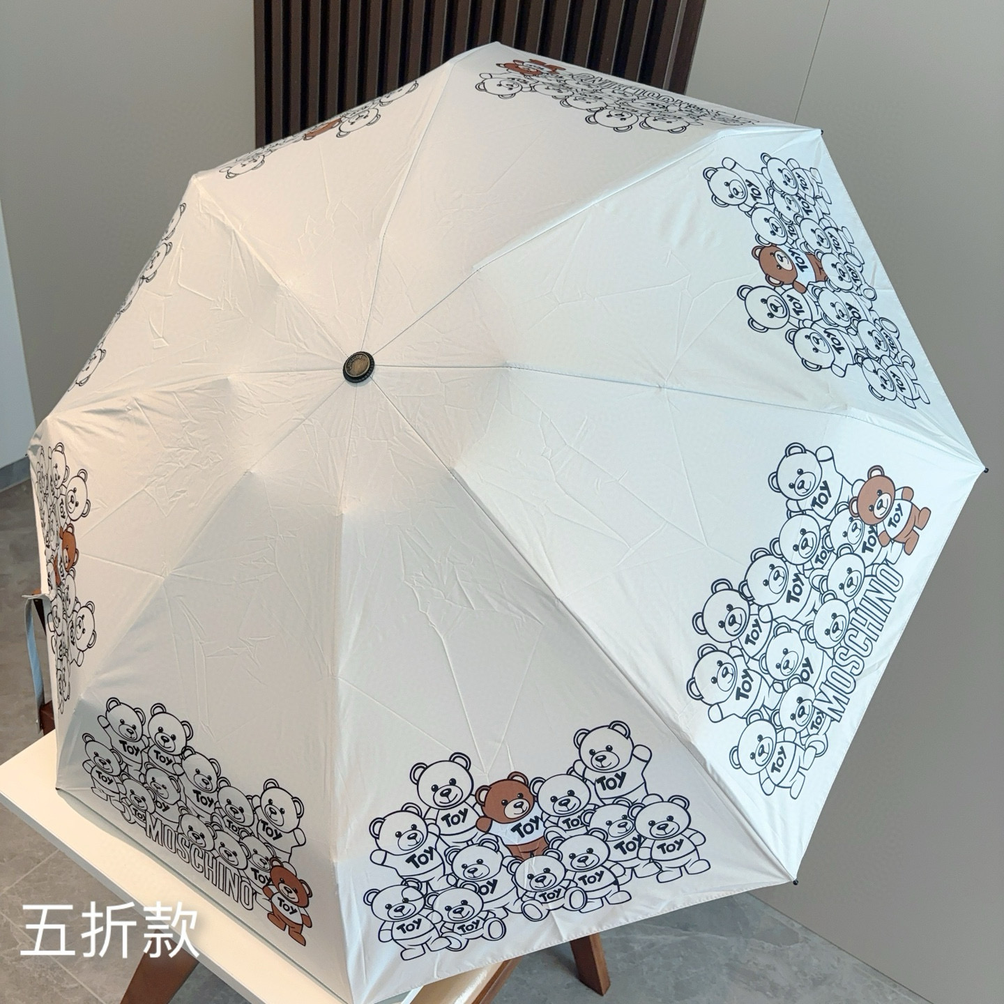  Moschino（莫斯奇诺）熊头柄 五折手开伞设计师Franco Moschino以自己的名字命名的一