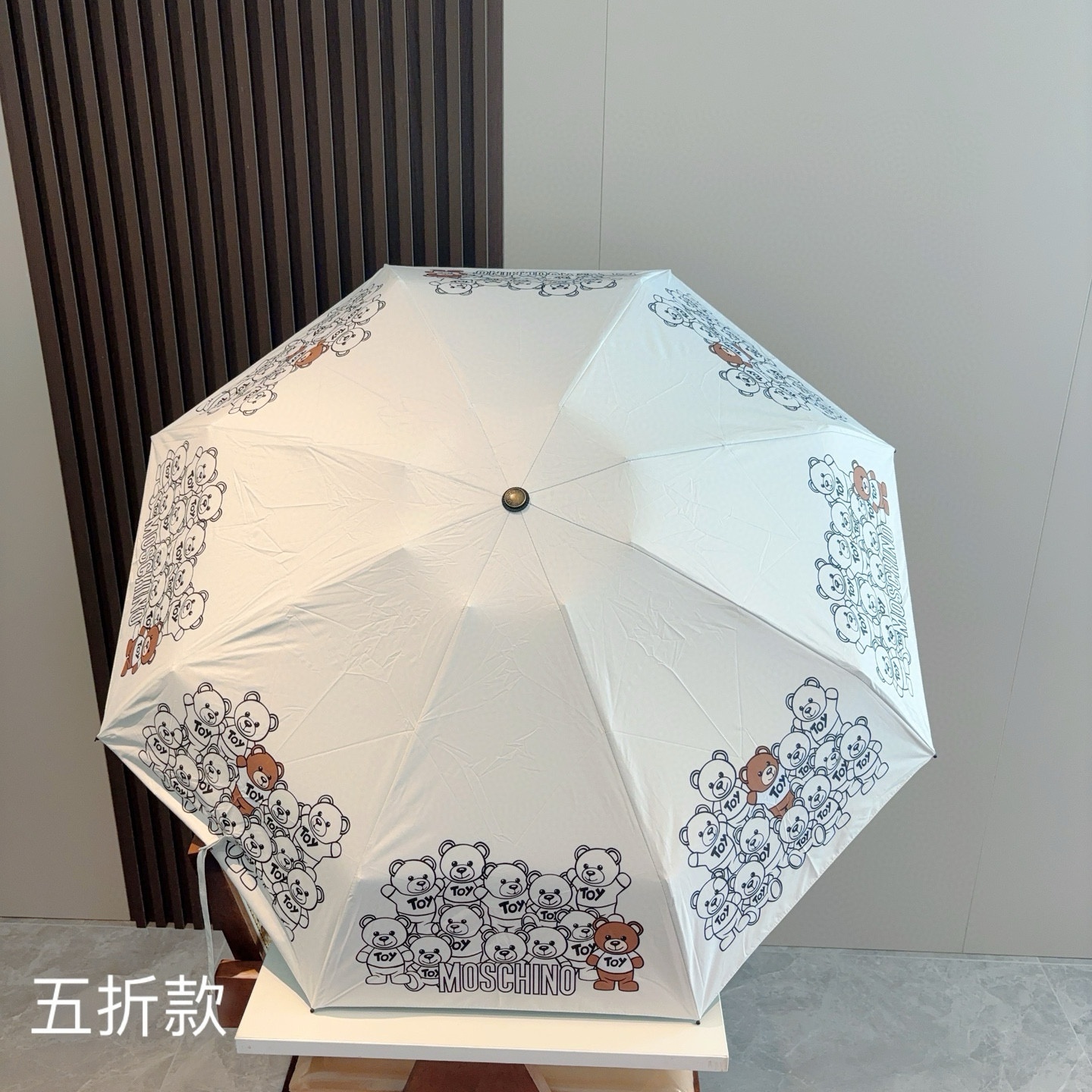  Moschino（莫斯奇诺）熊头柄 五折手开伞设计师Franco Moschino以自己的名字命名的一
