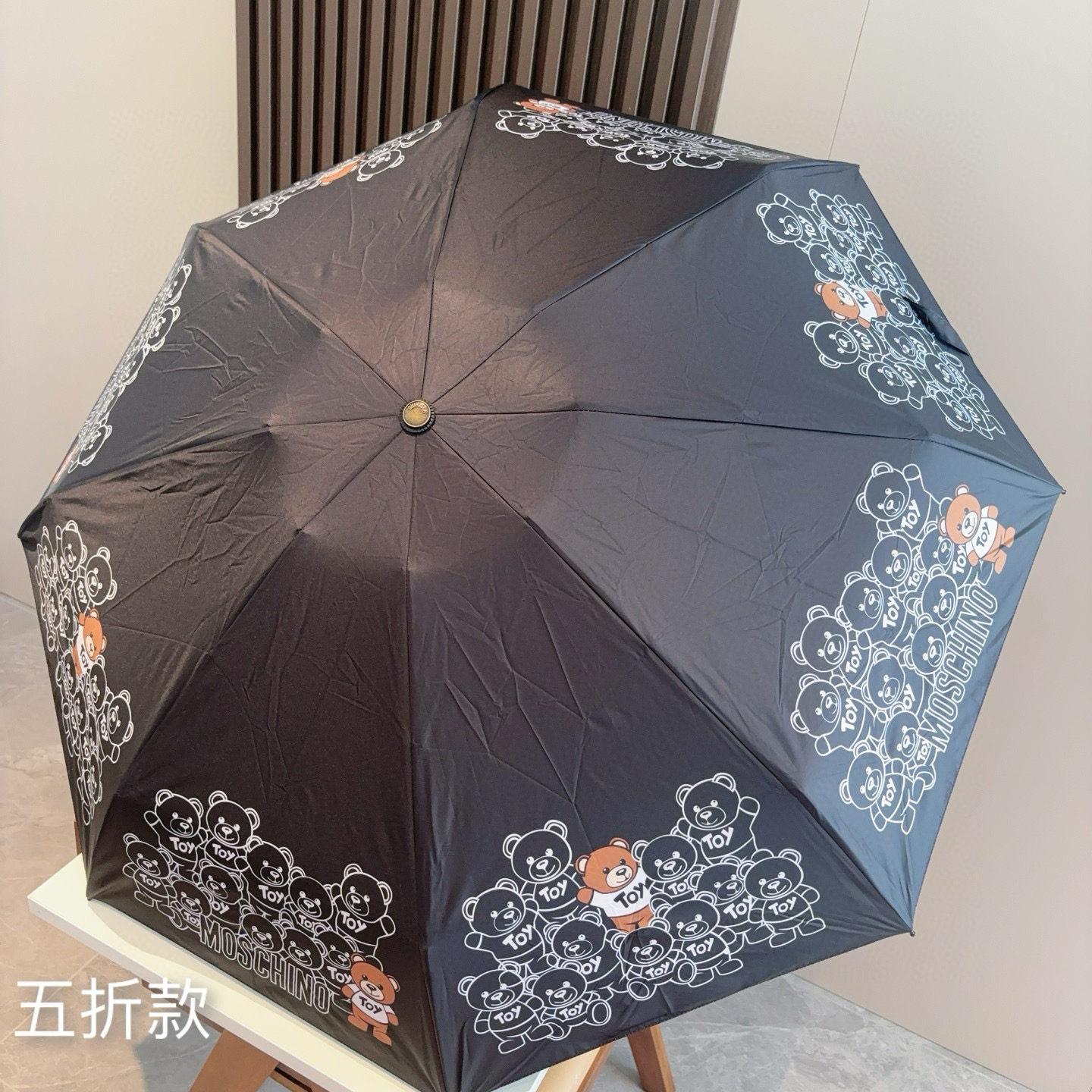  Moschino（莫斯奇诺）熊头柄 五折手开伞设计师Franco Moschino以自己的名字命名的一