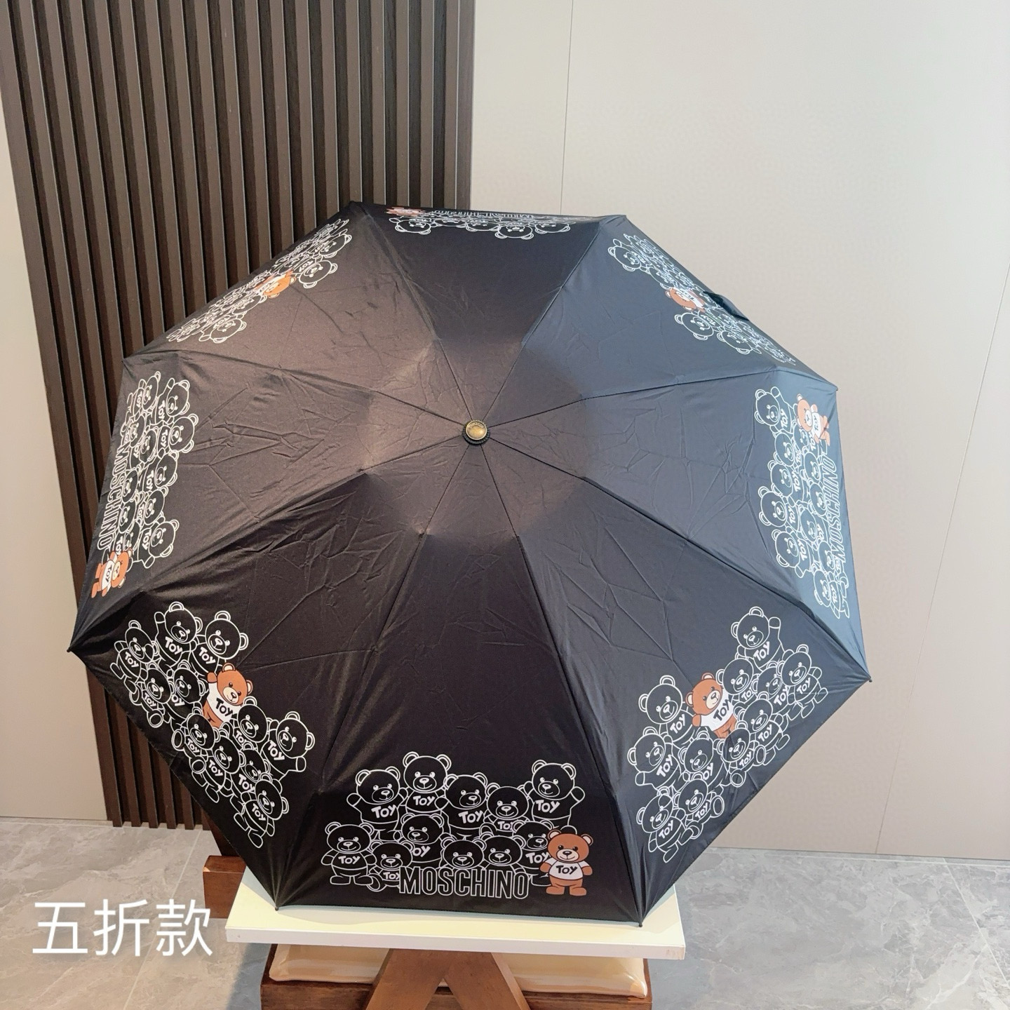  Moschino（莫斯奇诺）熊头柄 五折手开伞设计师Franco Moschino以自己的名字命名的一