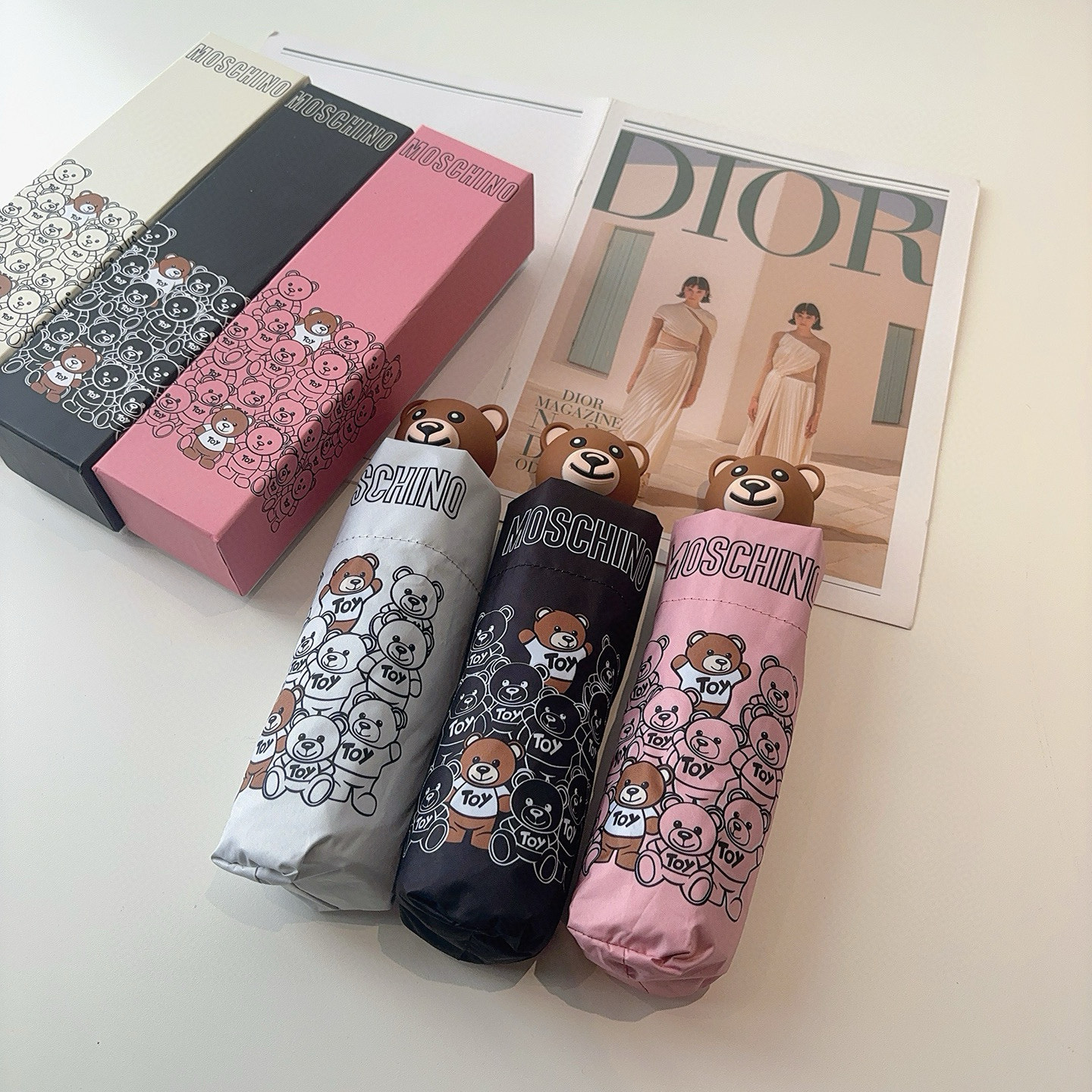  Moschino（莫斯奇诺）熊头柄 五折手开伞设计师Franco Moschino以自己的名字命名的一