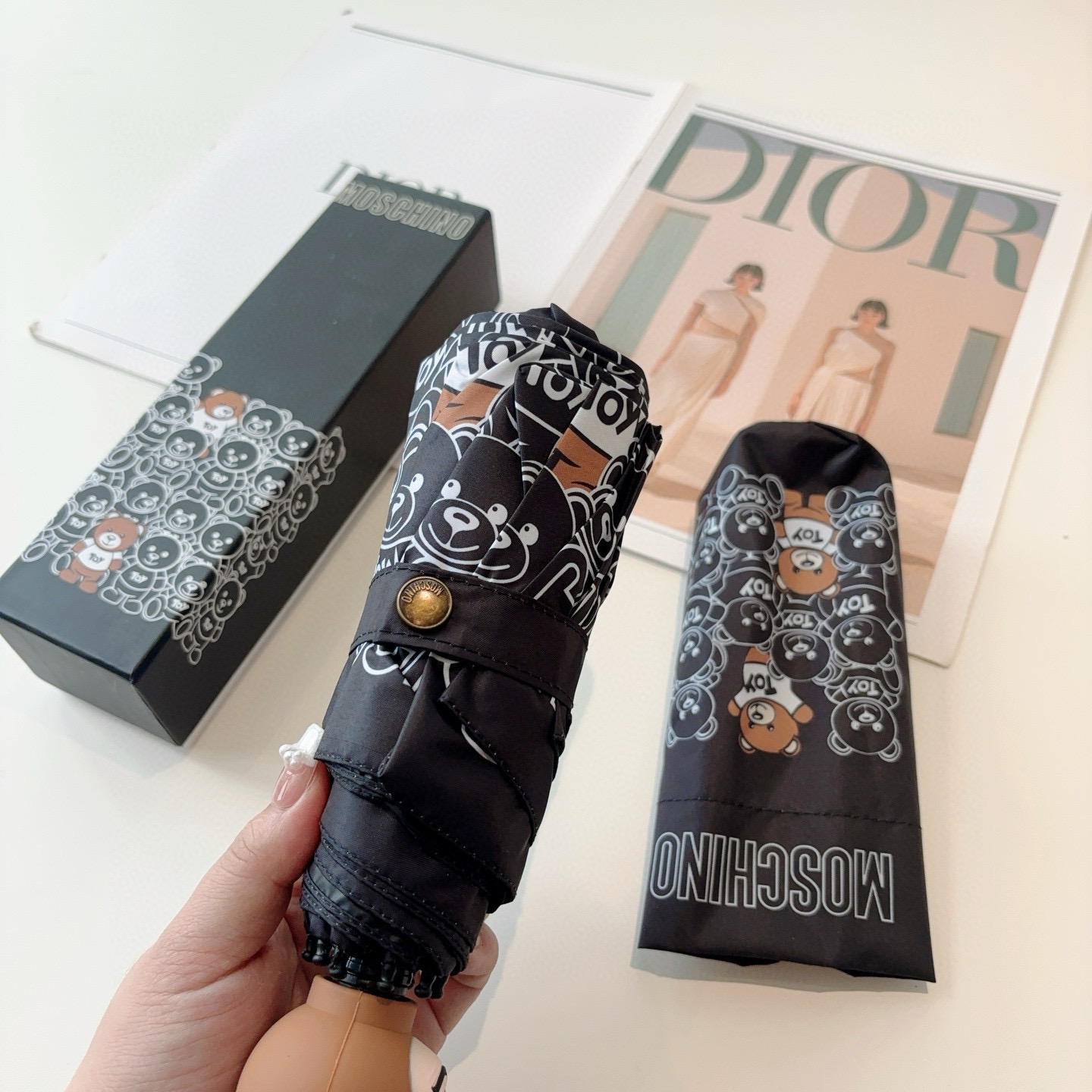  Moschino（莫斯奇诺）熊头柄 五折手开伞设计师Franco Moschino以自己的名字命名的一