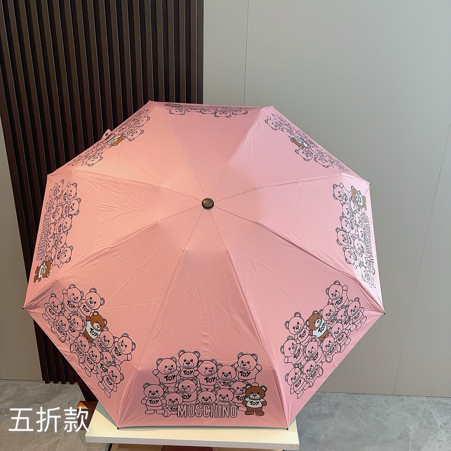  Moschino（莫斯奇诺）熊头柄 五折手开伞设计师Franco Moschino以自己的名字命名的一