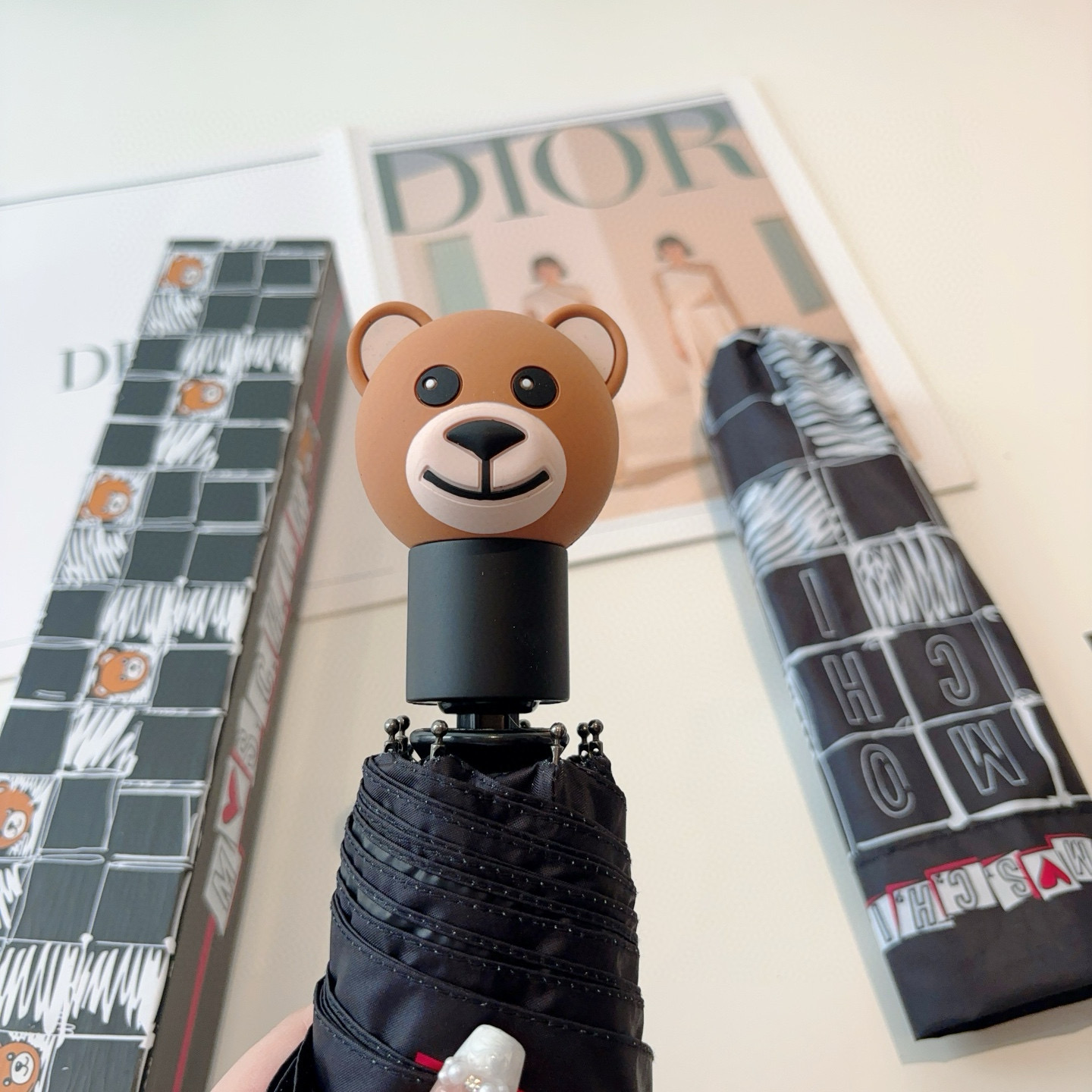 Moschino（莫斯奇诺）熊头柄 三折自动伞设计师Franco Moschino以自己的名字命名的一个