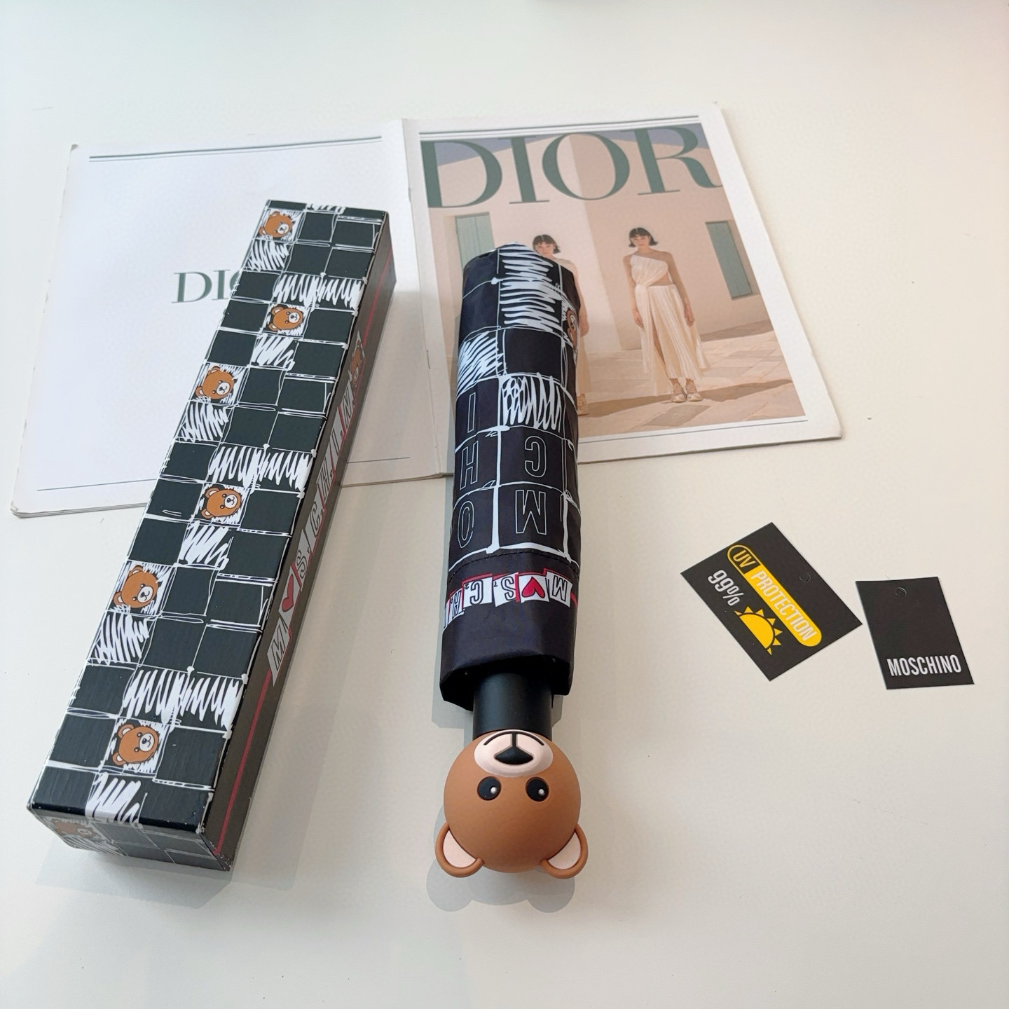 Moschino（莫斯奇诺）熊头柄 三折自动伞设计师Franco Moschino以自己的名字命名的一个