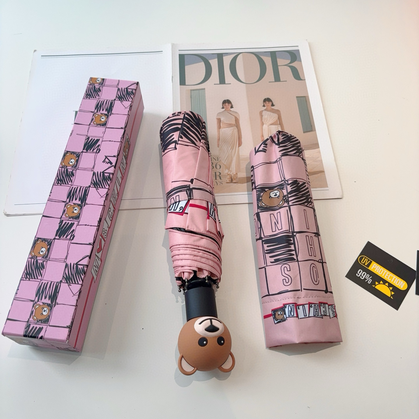 Moschino（莫斯奇诺）熊头柄 三折自动伞设计师Franco Moschino以自己的名字命名的一个