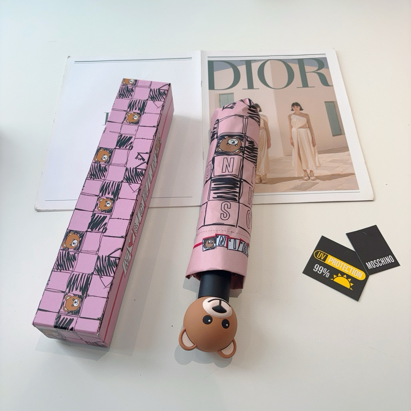 Moschino（莫斯奇诺）熊头柄 三折自动伞设计师Franco Moschino以自己的名字命名的一个