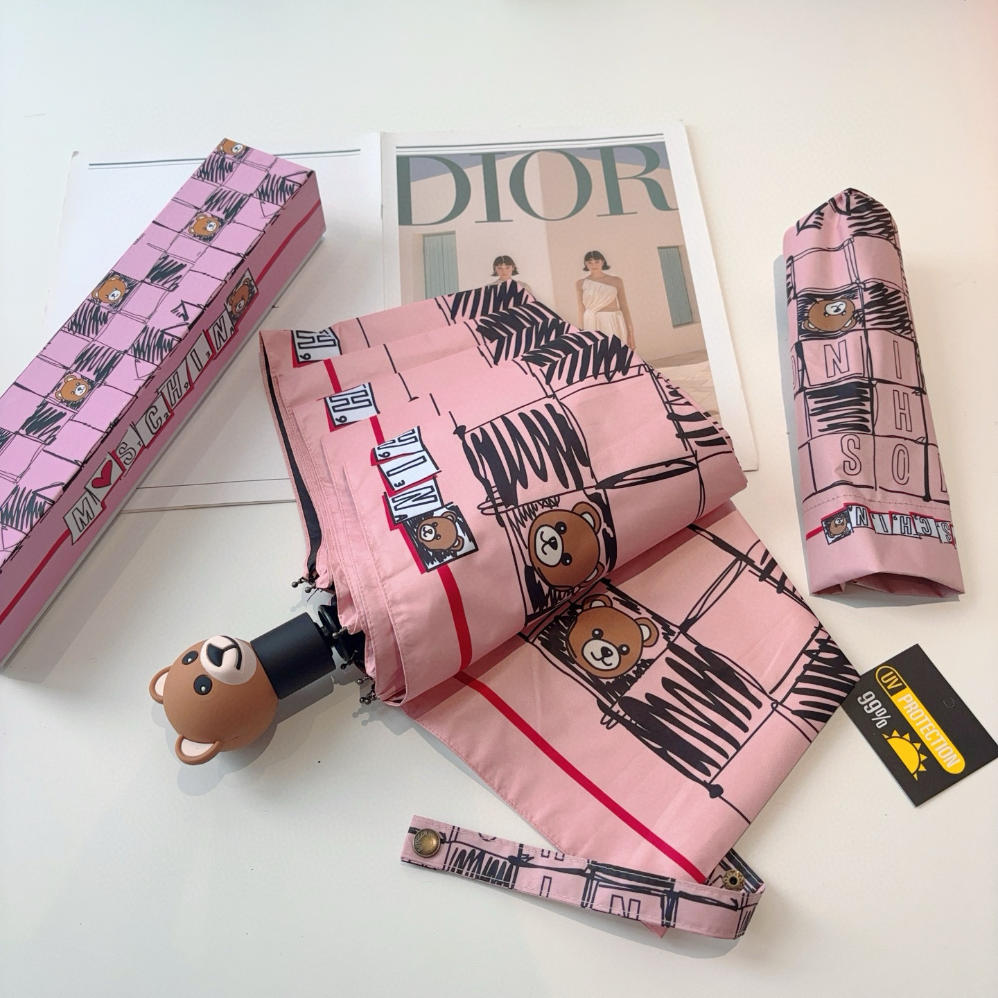 Moschino（莫斯奇诺）熊头柄 三折自动伞设计师Franco Moschino以自己的名字命名的一个