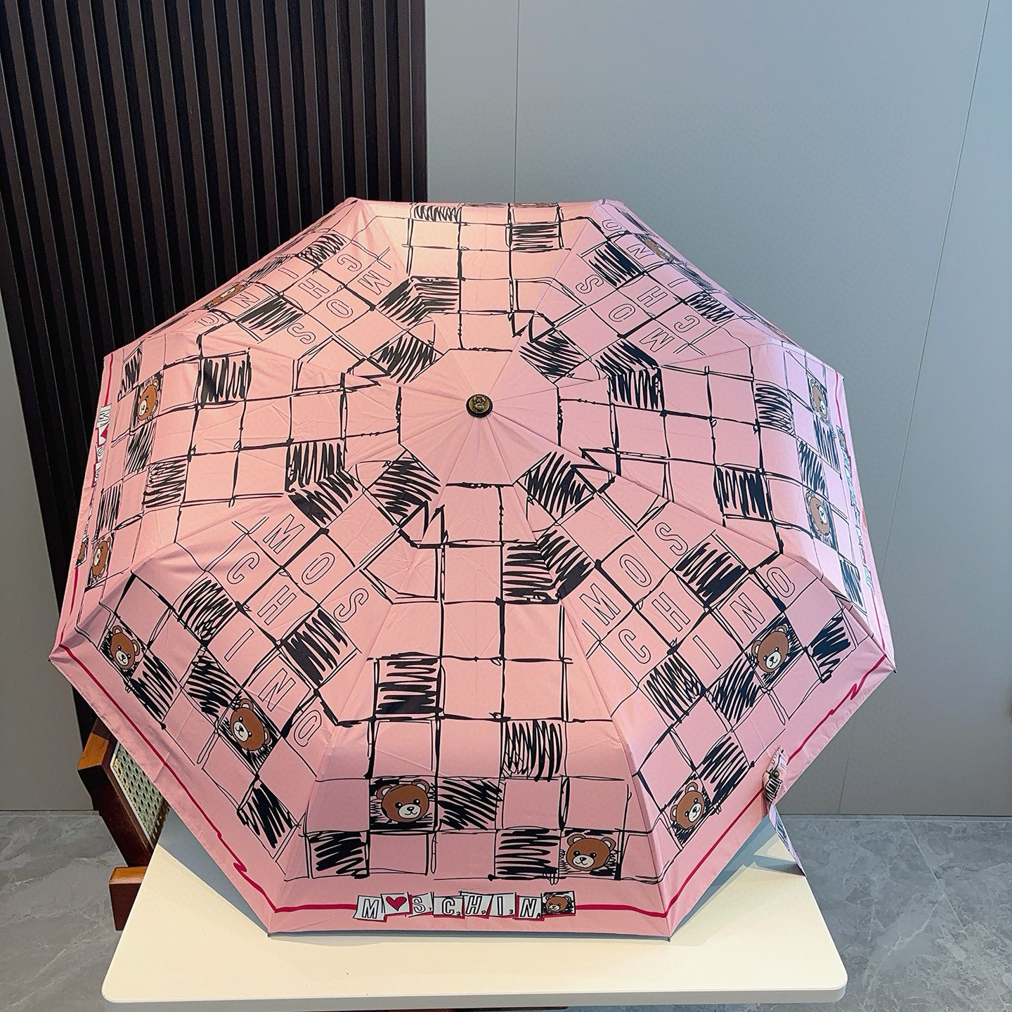 Moschino（莫斯奇诺）熊头柄 三折自动伞设计师Franco Moschino以自己的名字命名的一个