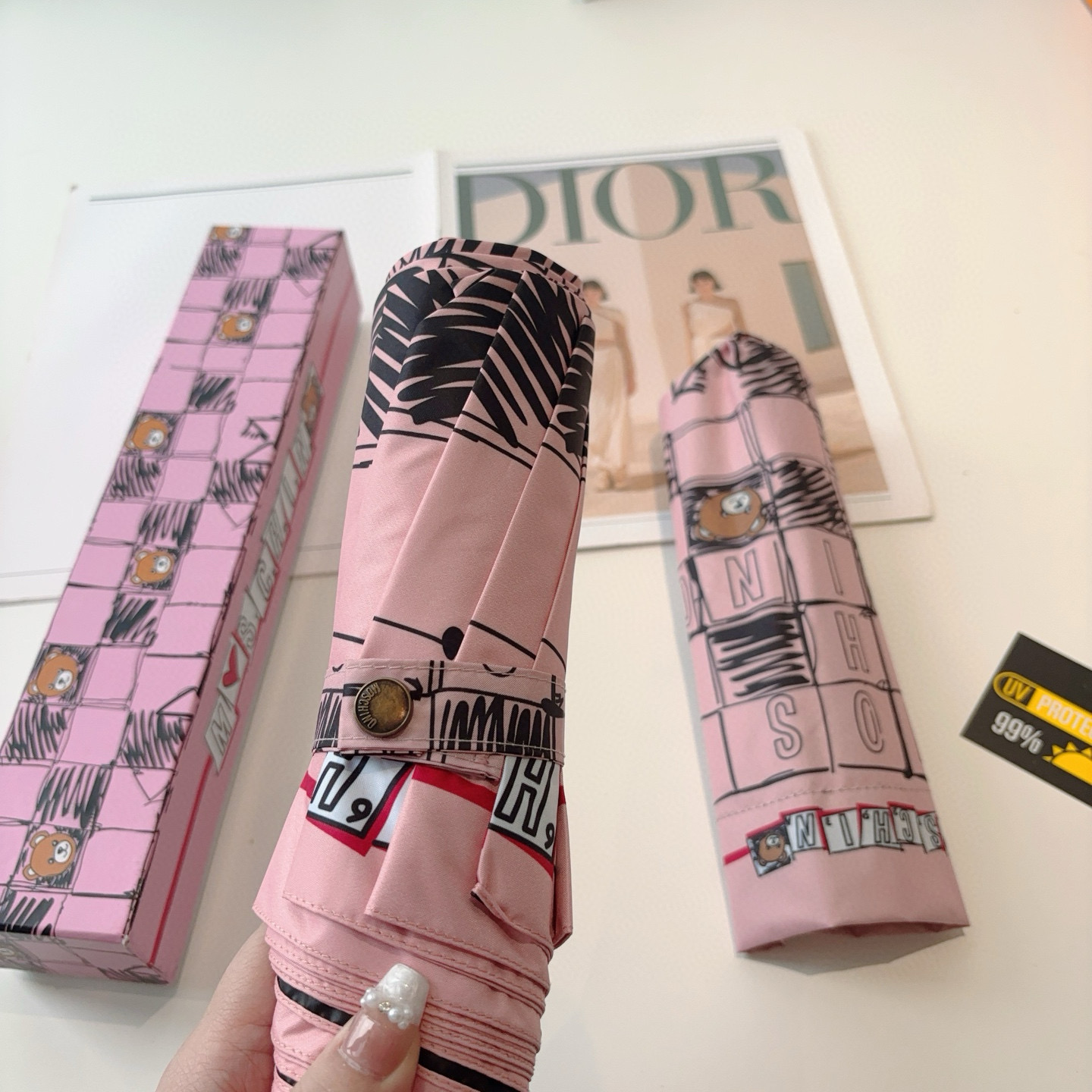 Moschino（莫斯奇诺）熊头柄 三折自动伞设计师Franco Moschino以自己的名字命名的一个