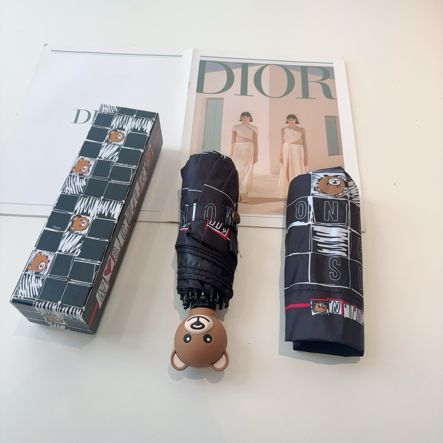  Moschino（莫斯奇诺）熊头柄 五折手开伞设计师Franco Moschino以自己的名字命名的一