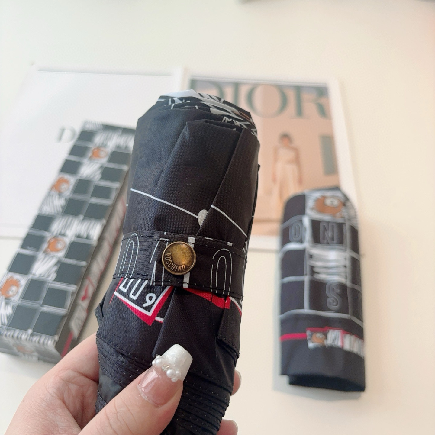  Moschino（莫斯奇诺）熊头柄 五折手开伞设计师Franco Moschino以自己的名字命名的一