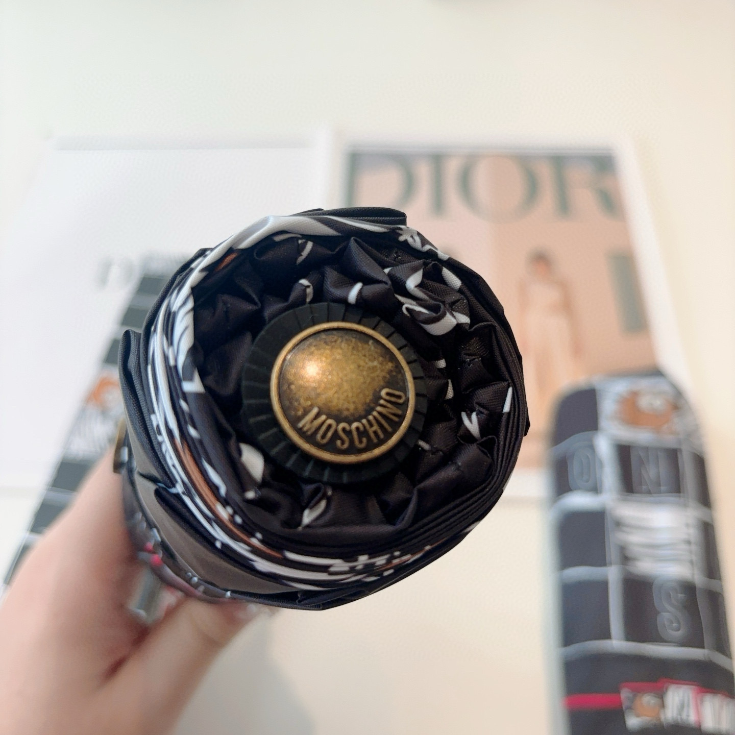  Moschino（莫斯奇诺）熊头柄 五折手开伞设计师Franco Moschino以自己的名字命名的一
