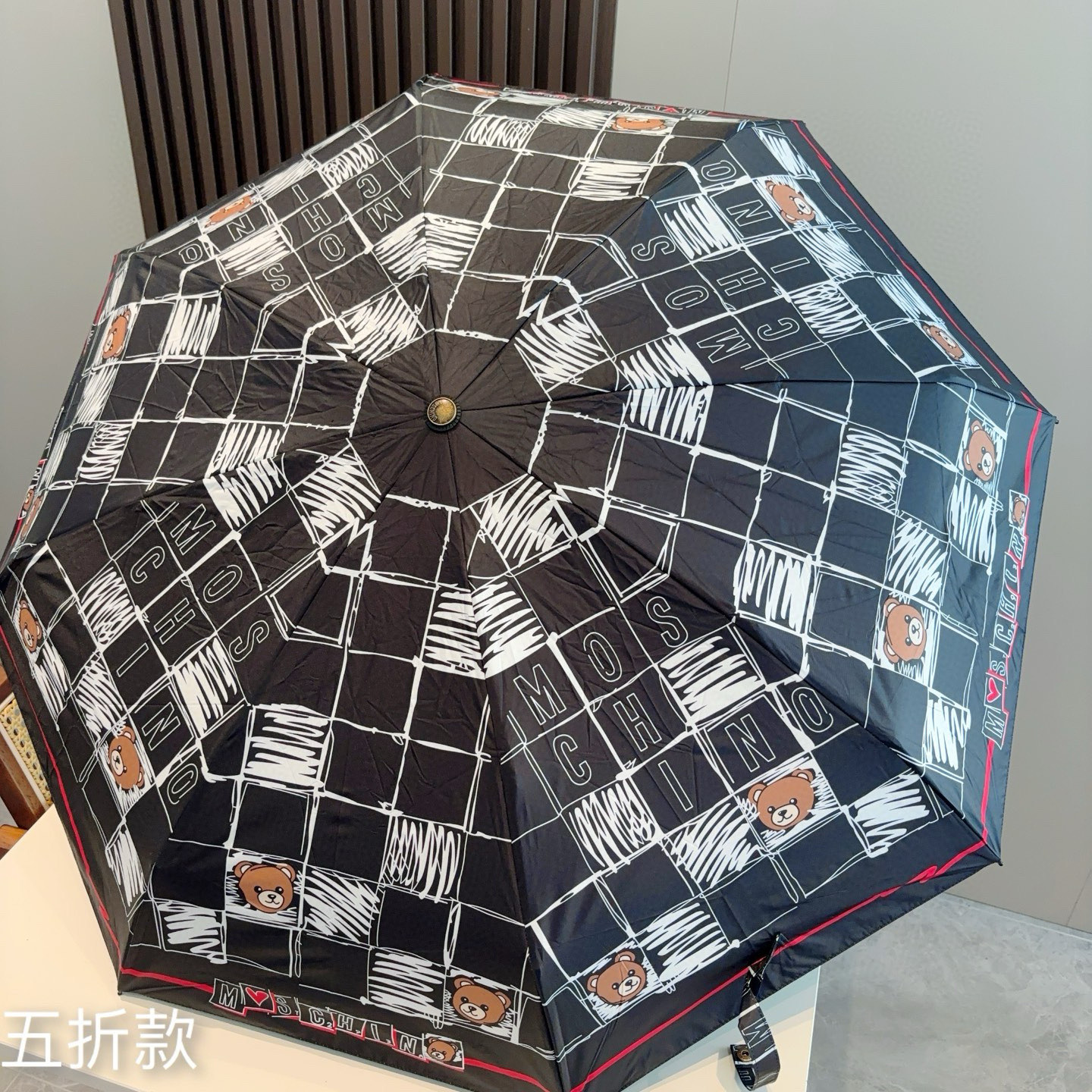  Moschino（莫斯奇诺）熊头柄 五折手开伞设计师Franco Moschino以自己的名字命名的一