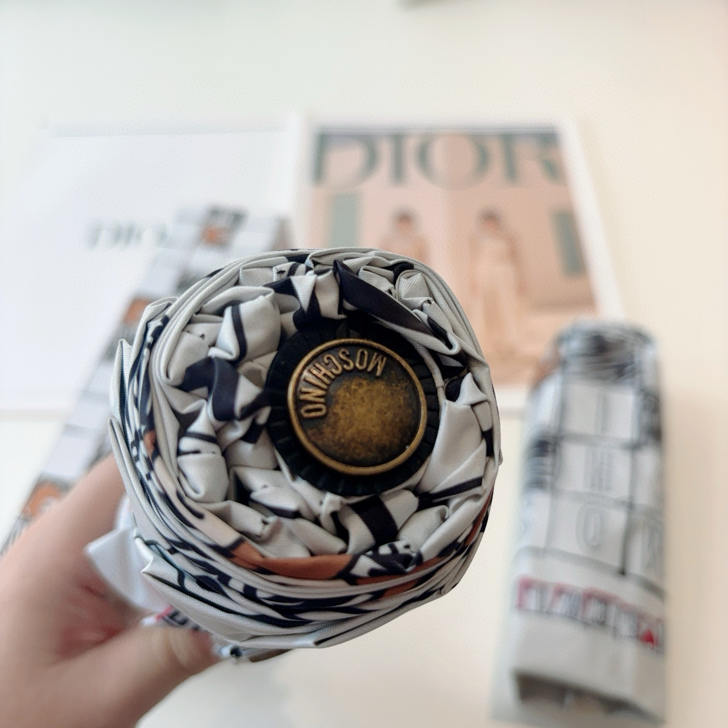  Moschino（莫斯奇诺）熊头柄 五折手开伞设计师Franco Moschino以自己的名字命名的一