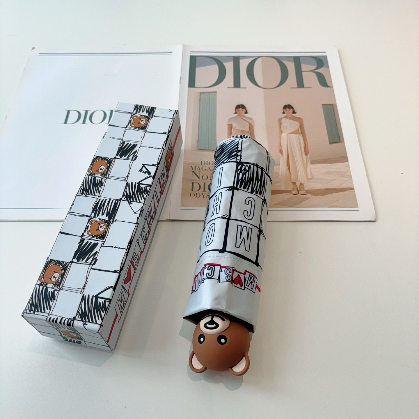  Moschino（莫斯奇诺）熊头柄 五折手开伞设计师Franco Moschino以自己的名字命名的一