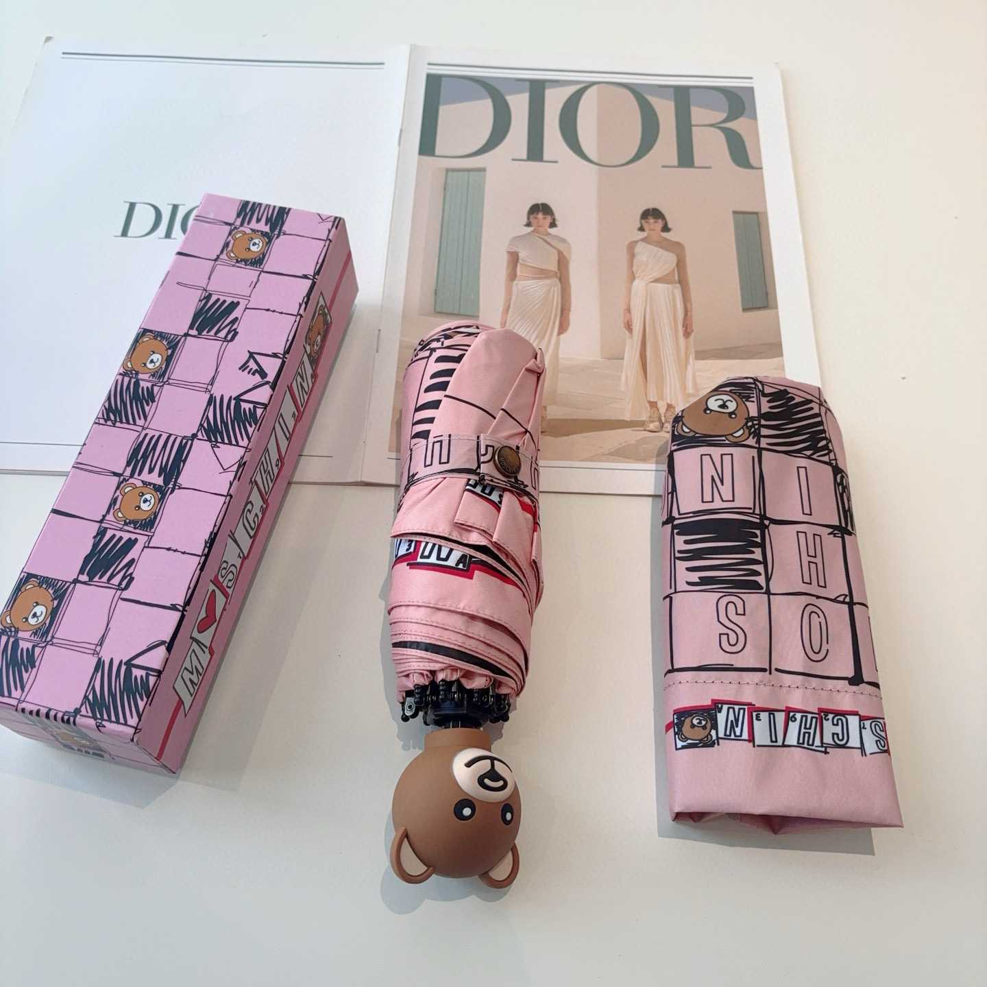  Moschino（莫斯奇诺）熊头柄 五折手开伞设计师Franco Moschino以自己的名字命名的一
