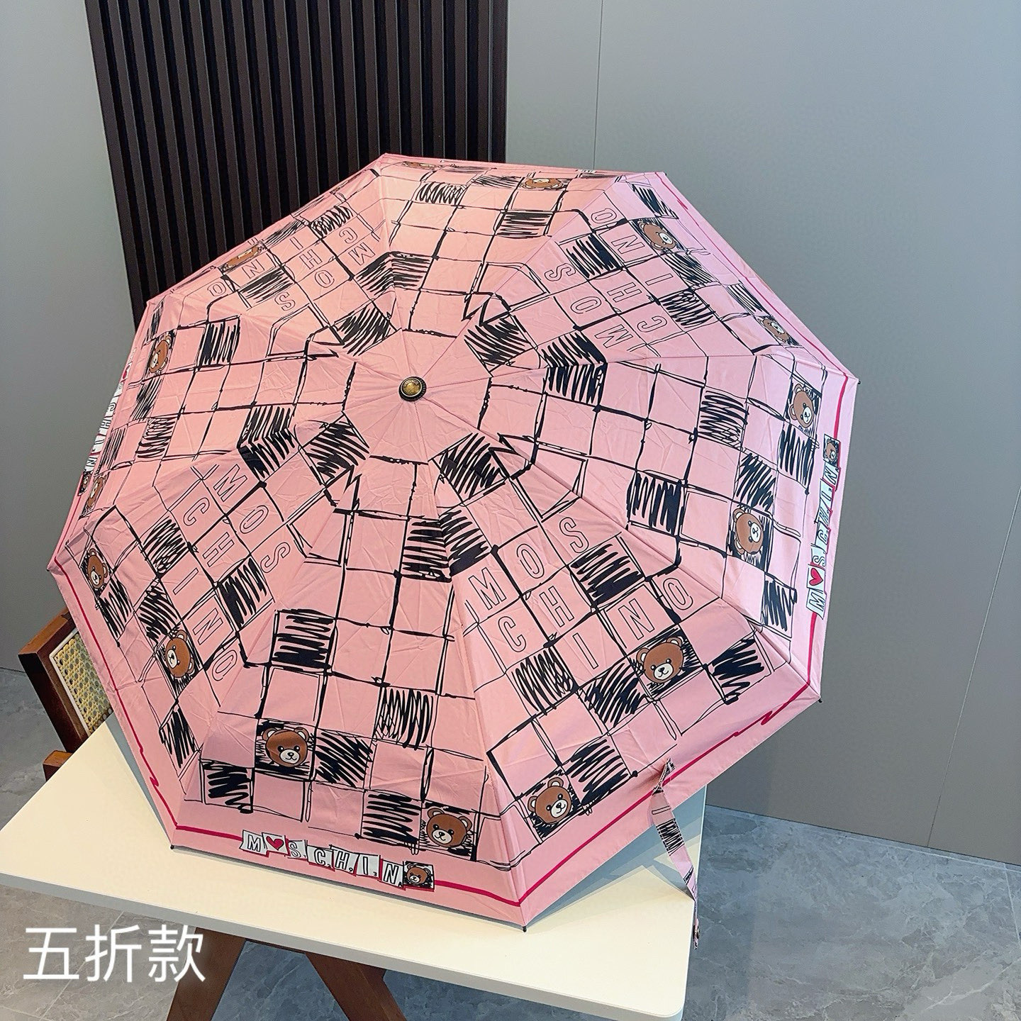  Moschino（莫斯奇诺）熊头柄 五折手开伞设计师Franco Moschino以自己的名字命名的一
