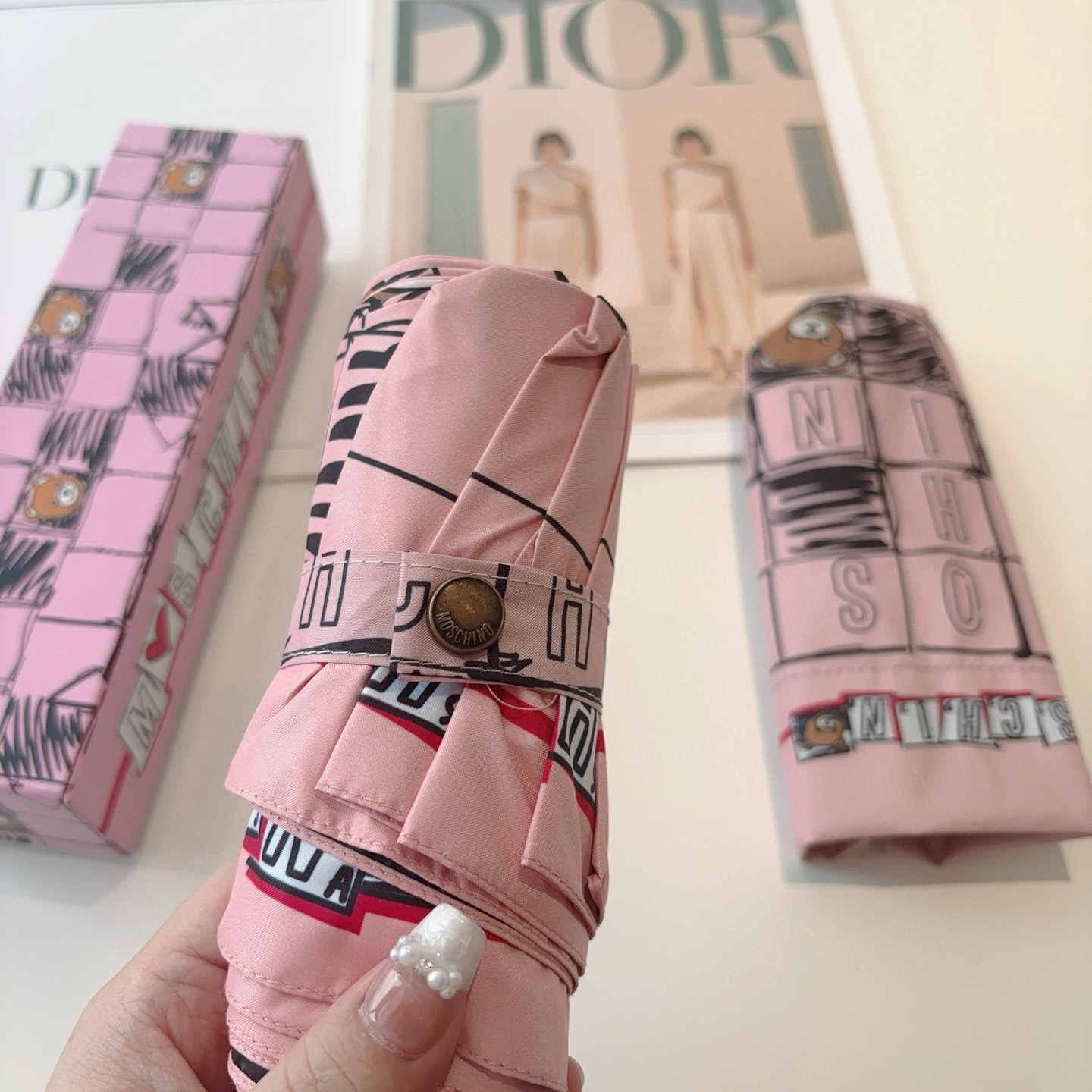  Moschino（莫斯奇诺）熊头柄 五折手开伞设计师Franco Moschino以自己的名字命名的一