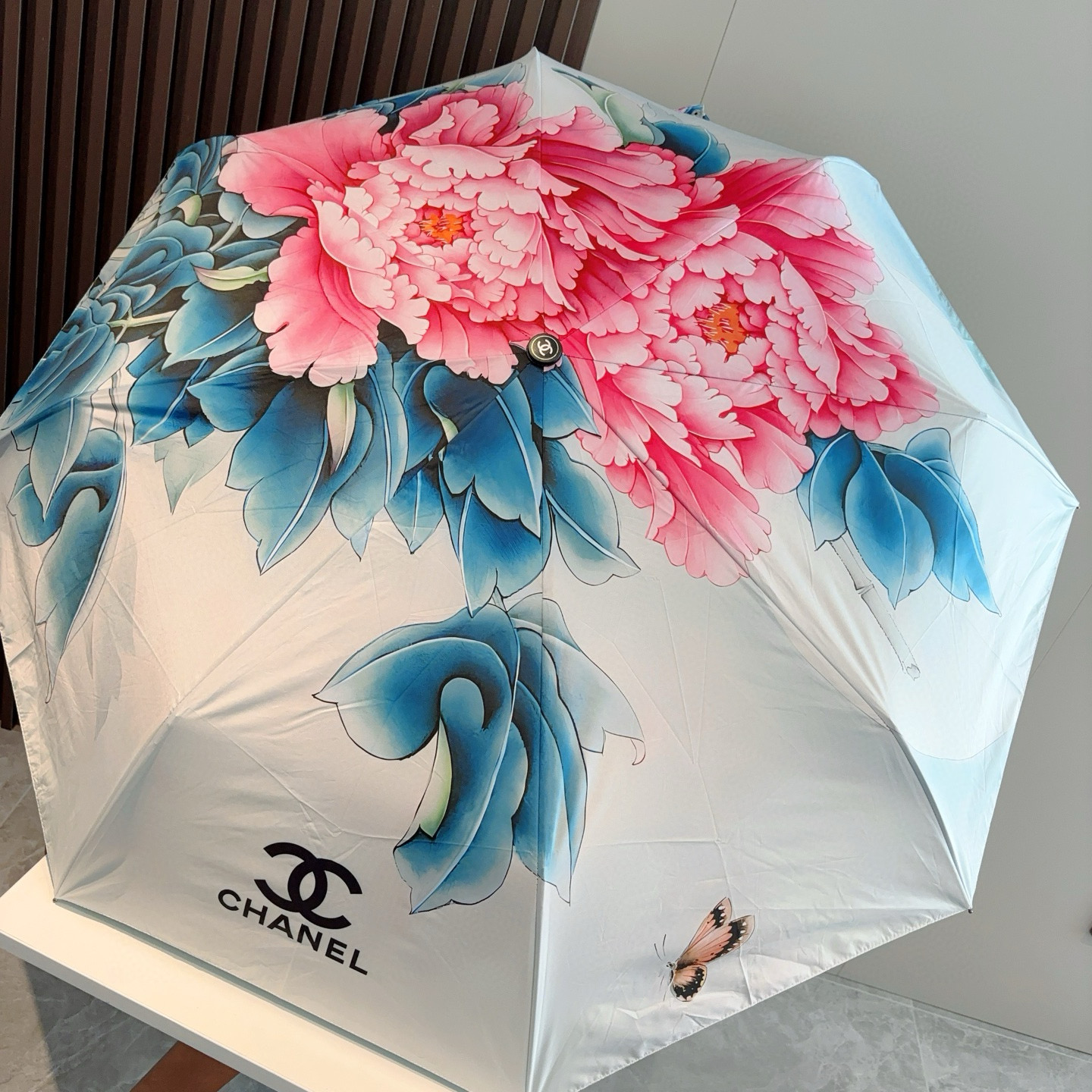  CHANEL（香奈儿）三折自动折叠晴雨伞 集合香奈儿灵魂LOGO为一体的设计风格高雅奢华 带在身上带来