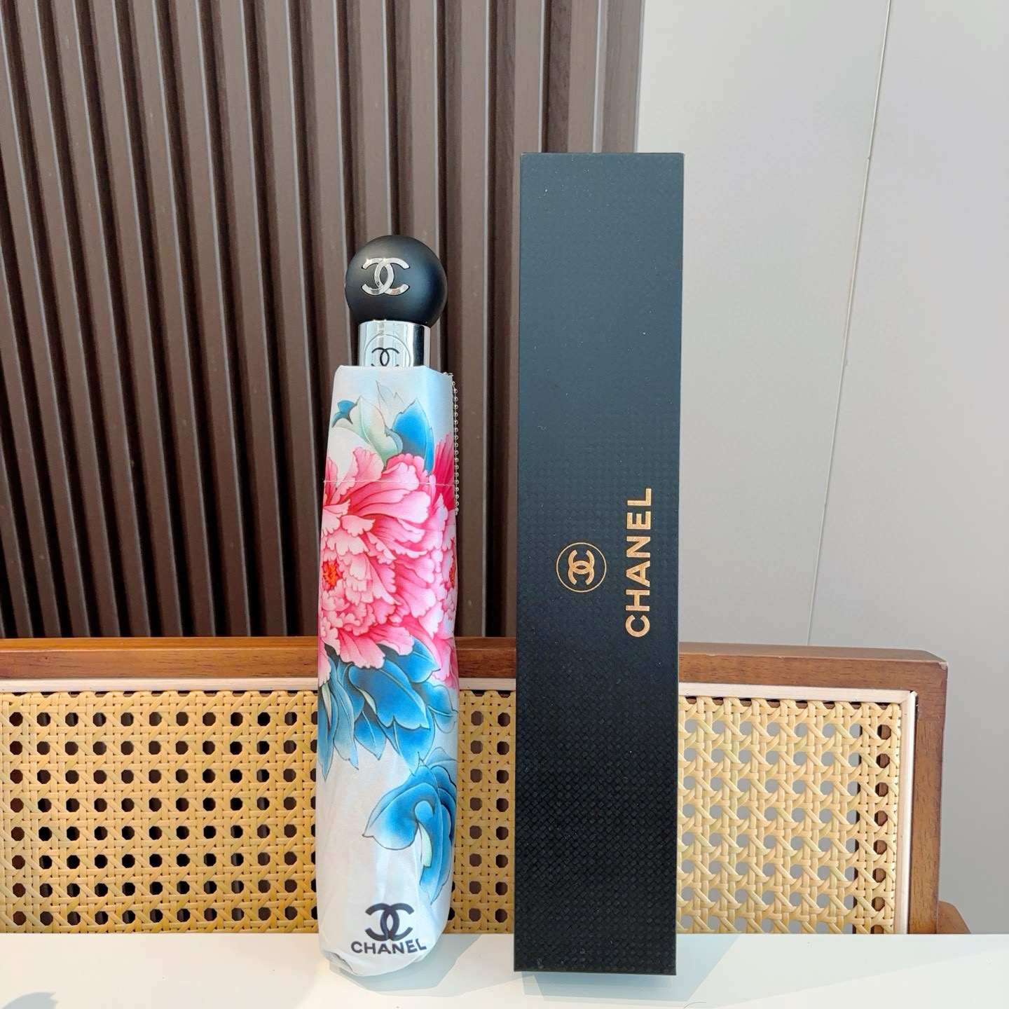  CHANEL（香奈儿）三折自动折叠晴雨伞 集合香奈儿灵魂LOGO为一体的设计风格高雅奢华 带在身上带来