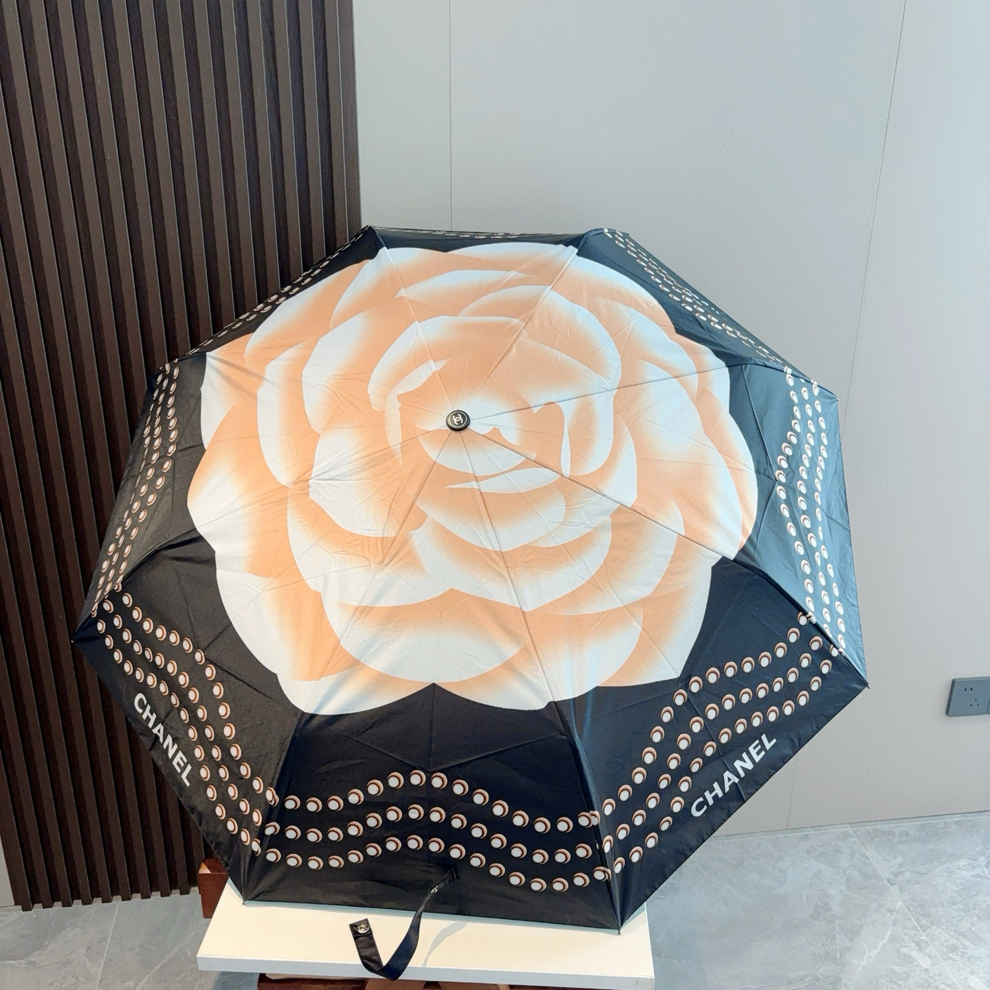  CHANEL（香奈儿）三折自动折叠晴雨伞 集合香奈儿灵魂LOGO为一体的设计风格高雅奢华 带在身上带来