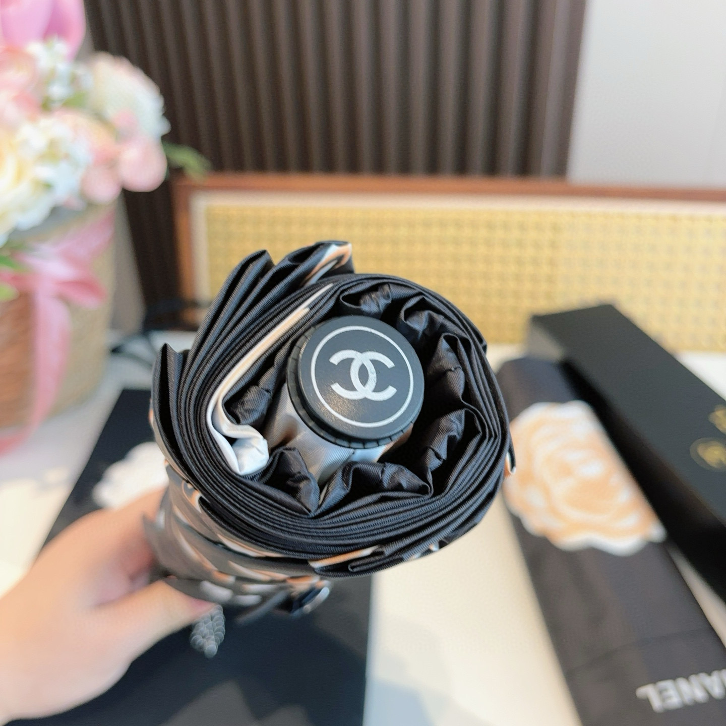  CHANEL（香奈儿）三折自动折叠晴雨伞 集合香奈儿灵魂LOGO为一体的设计风格高雅奢华 带在身上带来