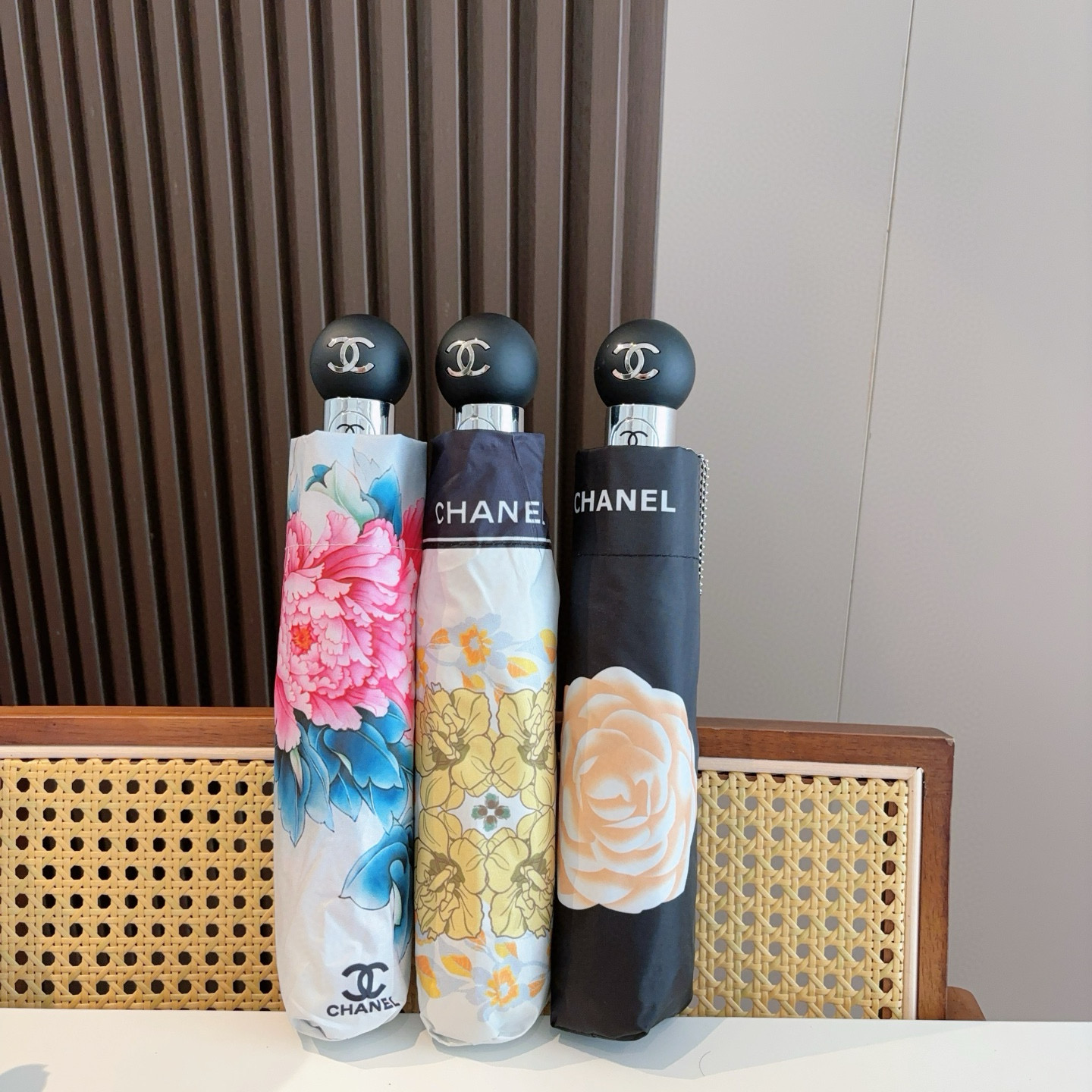  CHANEL（香奈儿）三折自动折叠晴雨伞 集合香奈儿灵魂LOGO为一体的设计风格高雅奢华 带在身上带来