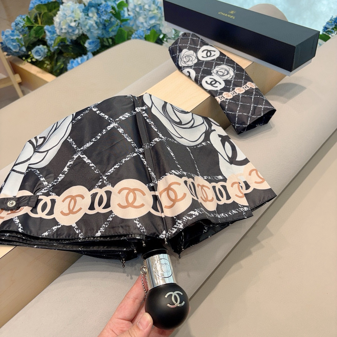  CHANEL（香奈儿）三折自动折叠晴雨伞 集合香奈儿灵魂LOGO为一体的设计风格高雅奢华 带在身上带来