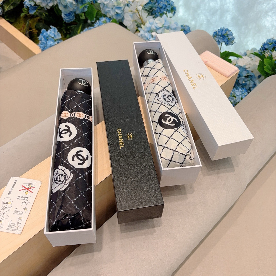  CHANEL（香奈儿）三折自动折叠晴雨伞 集合香奈儿灵魂LOGO为一体的设计风格高雅奢华 带在身上带来
