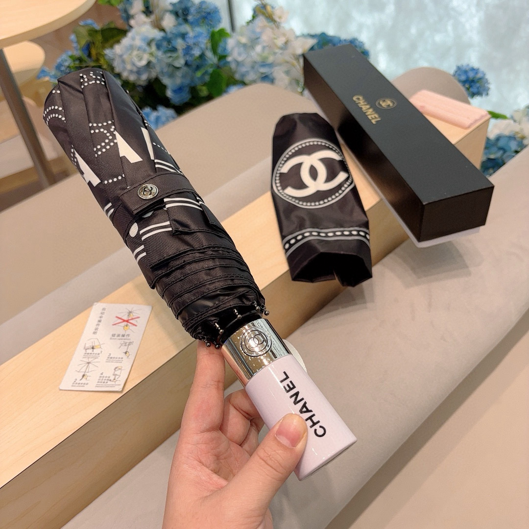  CHANEL（香奈儿）三折自动折叠晴雨伞 集合香奈儿灵魂LOGO为一体的设计风格高雅奢华 带在身上带来