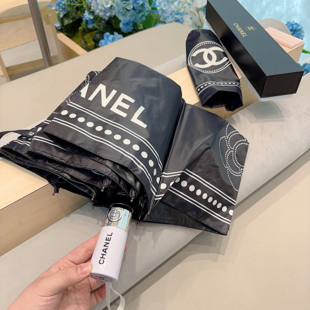  CHANEL（香奈儿）三折自动折叠晴雨伞 集合香奈儿灵魂LOGO为一体的设计风格高雅奢华 带在身上带来