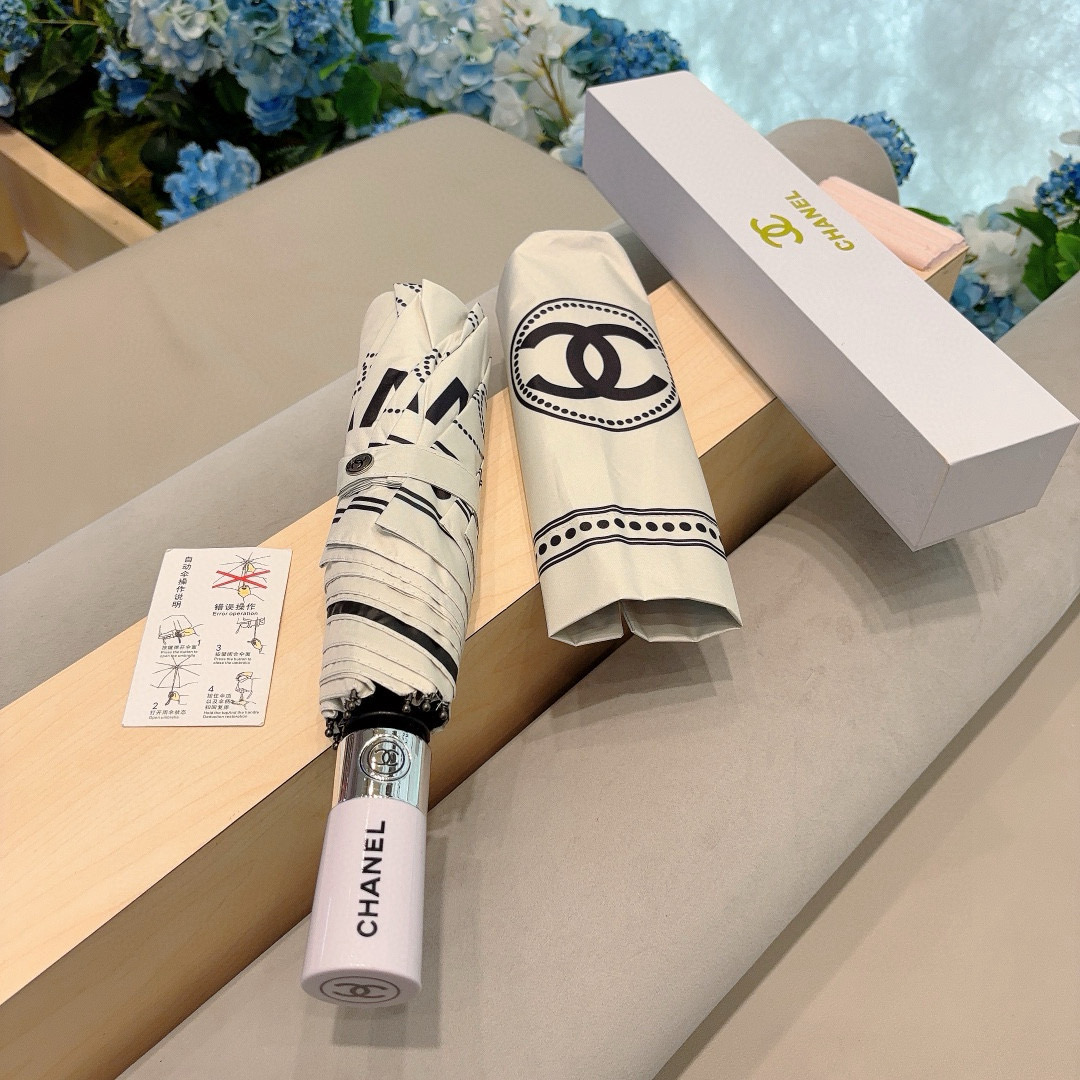  CHANEL（香奈儿）三折自动折叠晴雨伞 集合香奈儿灵魂LOGO为一体的设计风格高雅奢华 带在身上带来