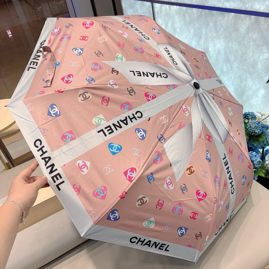  CHANEL（香奈儿）三折自动折叠晴雨伞 集合香奈儿灵魂LOGO为一体的设计风格高雅奢华 带在身上带来
