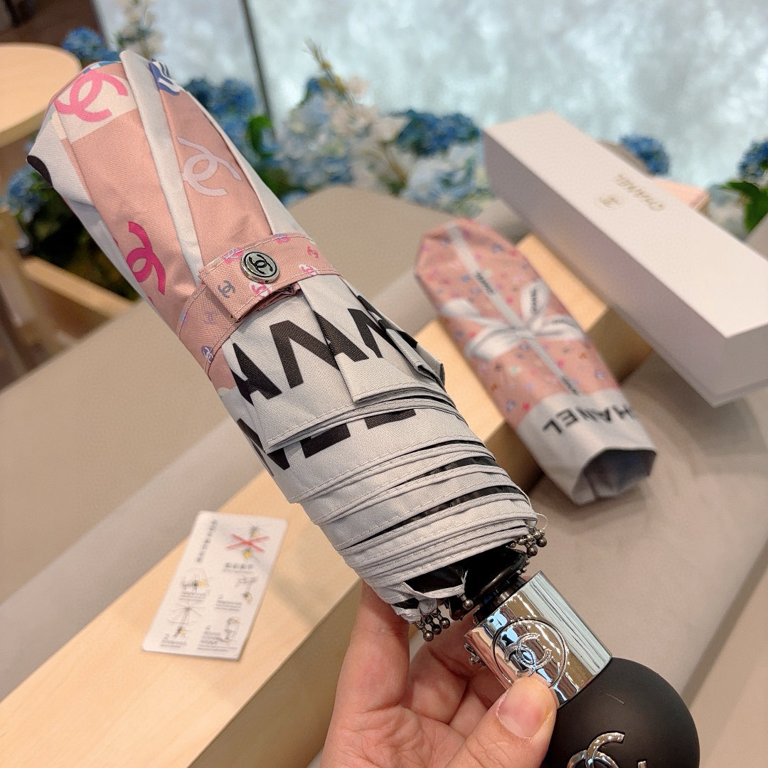  CHANEL（香奈儿）三折自动折叠晴雨伞 集合香奈儿灵魂LOGO为一体的设计风格高雅奢华 带在身上带来
