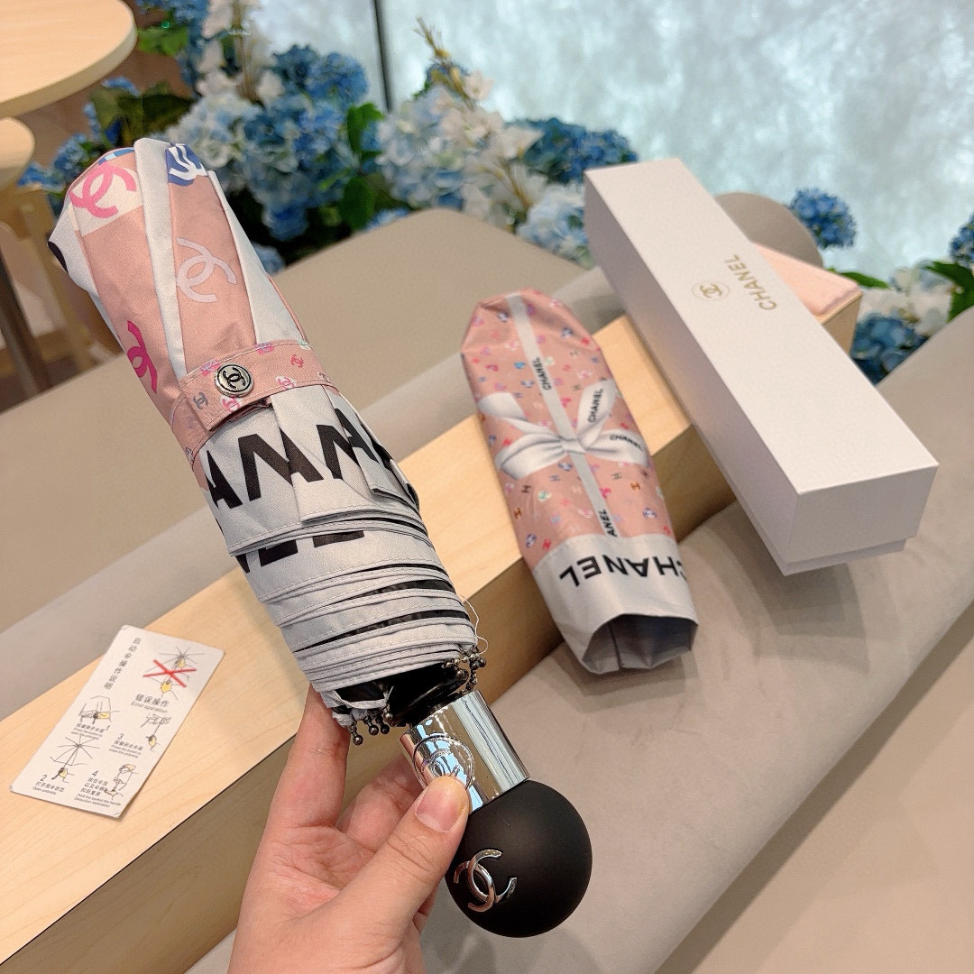  CHANEL（香奈儿）三折自动折叠晴雨伞 集合香奈儿灵魂LOGO为一体的设计风格高雅奢华 带在身上带来