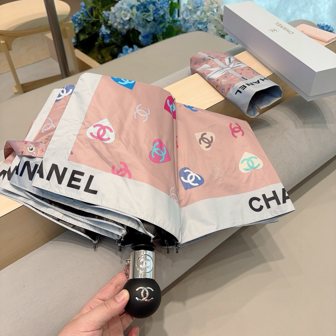  CHANEL（香奈儿）三折自动折叠晴雨伞 集合香奈儿灵魂LOGO为一体的设计风格高雅奢华 带在身上带来
