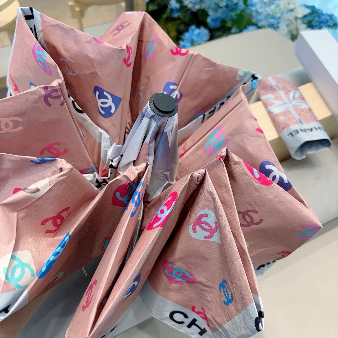  CHANEL（香奈儿）三折自动折叠晴雨伞 集合香奈儿灵魂LOGO为一体的设计风格高雅奢华 带在身上带来