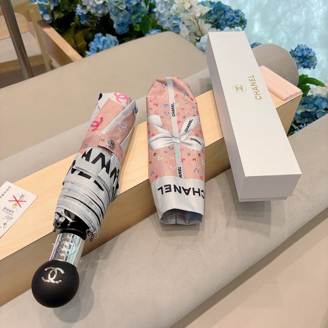  CHANEL（香奈儿）三折自动折叠晴雨伞 集合香奈儿灵魂LOGO为一体的设计风格高雅奢华 带在身上带来