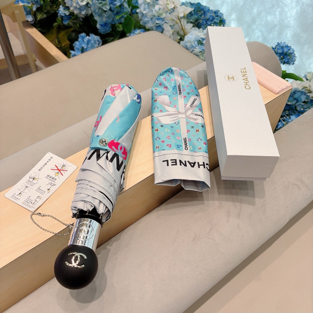  CHANEL（香奈儿）三折自动折叠晴雨伞 集合香奈儿灵魂LOGO为一体的设计风格高雅奢华 带在身上带来
