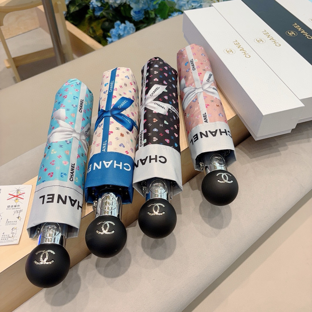  CHANEL（香奈儿）三折自动折叠晴雨伞 集合香奈儿灵魂LOGO为一体的设计风格高雅奢华 带在身上带来