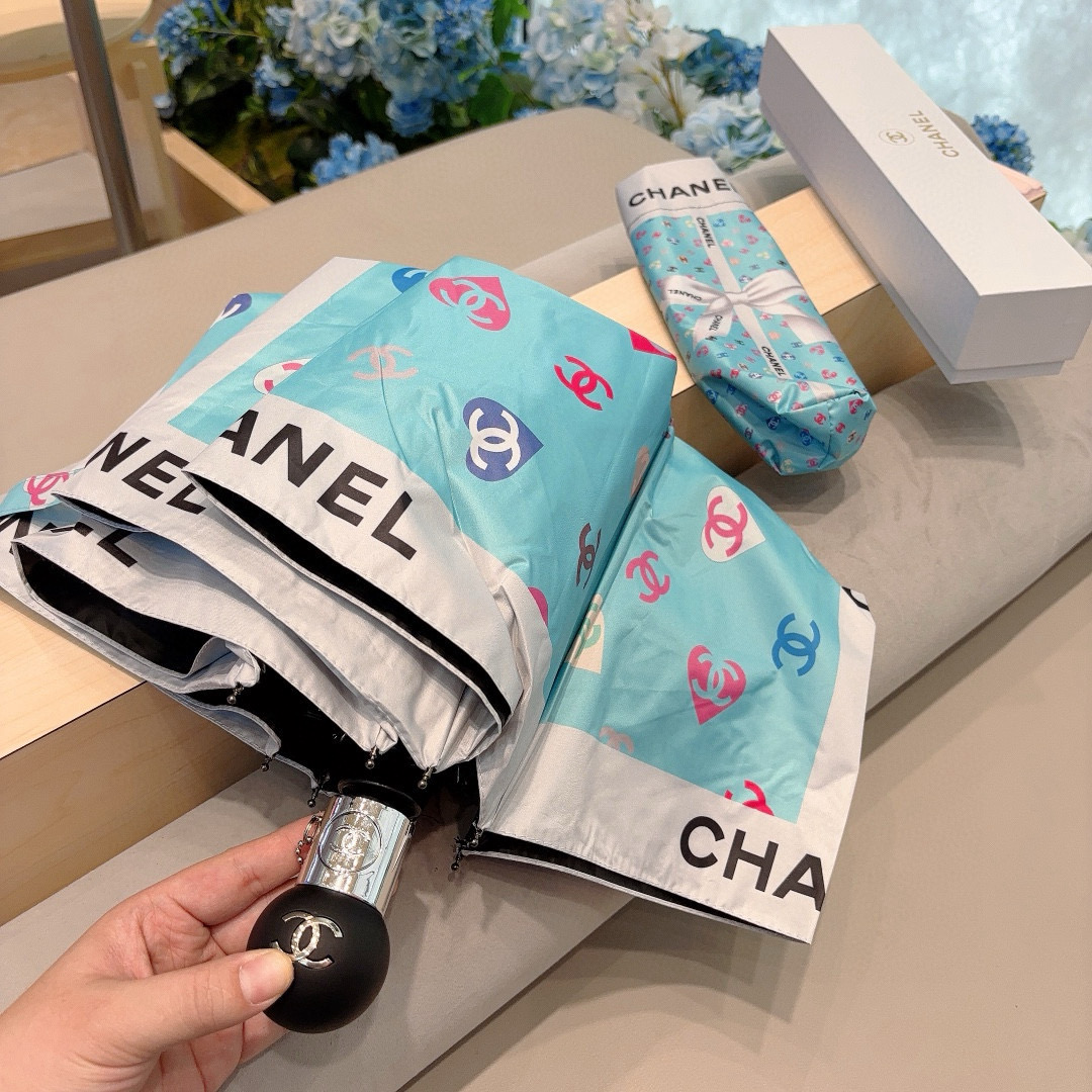  CHANEL（香奈儿）三折自动折叠晴雨伞 集合香奈儿灵魂LOGO为一体的设计风格高雅奢华 带在身上带来