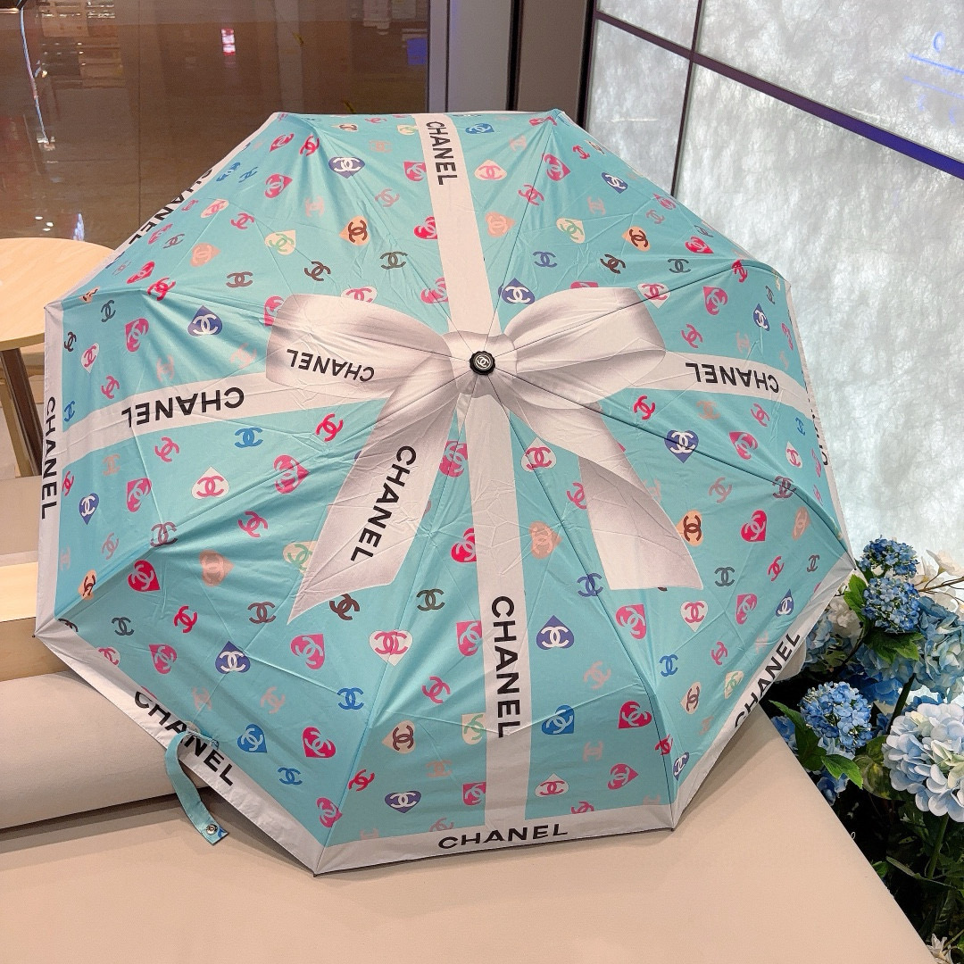  CHANEL（香奈儿）三折自动折叠晴雨伞 集合香奈儿灵魂LOGO为一体的设计风格高雅奢华 带在身上带来
