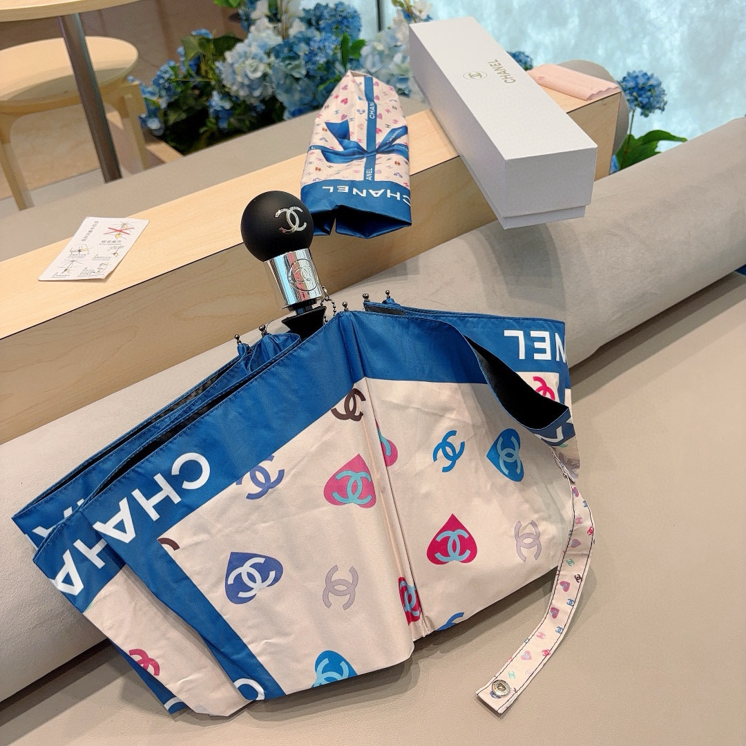  CHANEL（香奈儿）三折自动折叠晴雨伞 集合香奈儿灵魂LOGO为一体的设计风格高雅奢华 带在身上带来