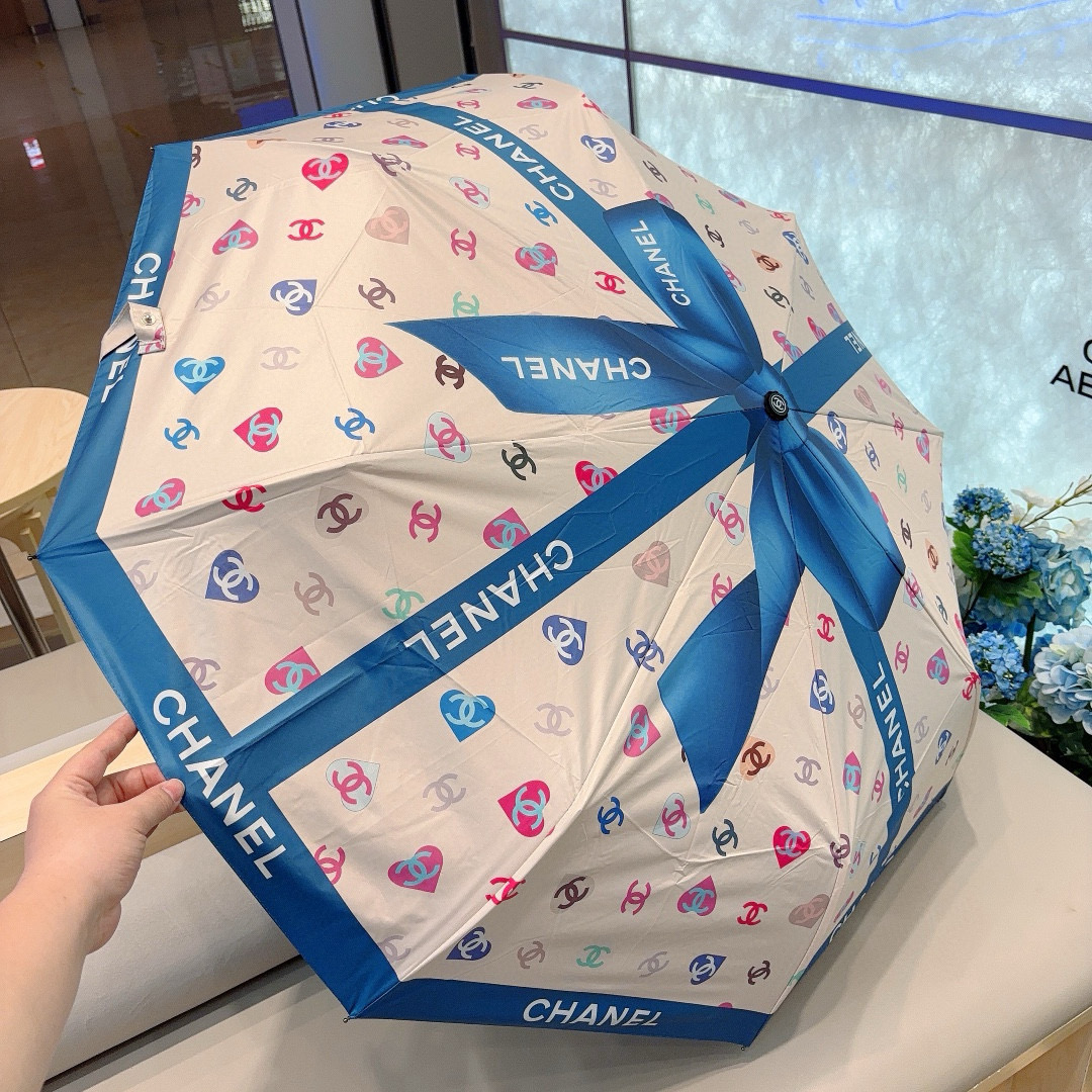  CHANEL（香奈儿）三折自动折叠晴雨伞 集合香奈儿灵魂LOGO为一体的设计风格高雅奢华 带在身上带来