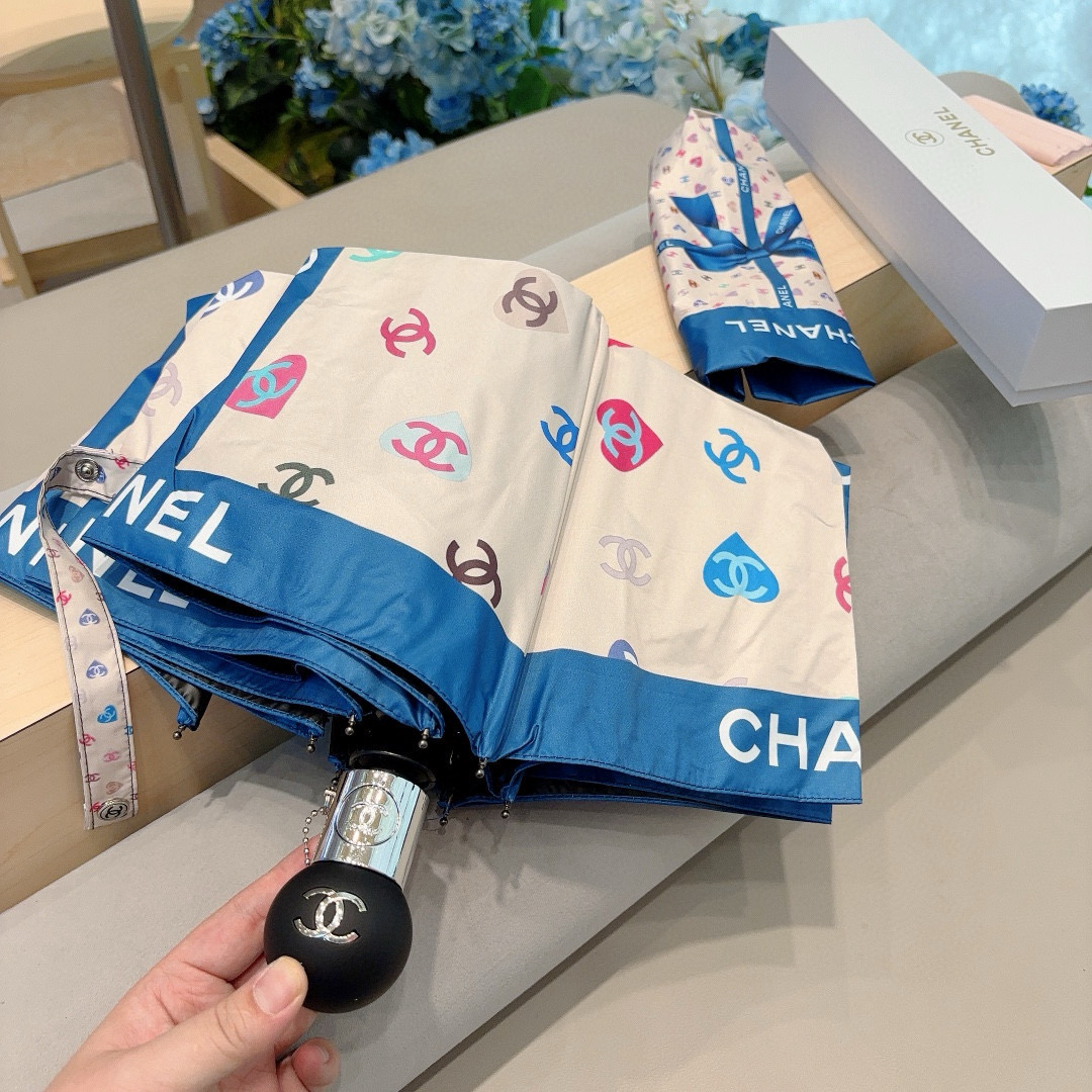  CHANEL（香奈儿）三折自动折叠晴雨伞 集合香奈儿灵魂LOGO为一体的设计风格高雅奢华 带在身上带来
