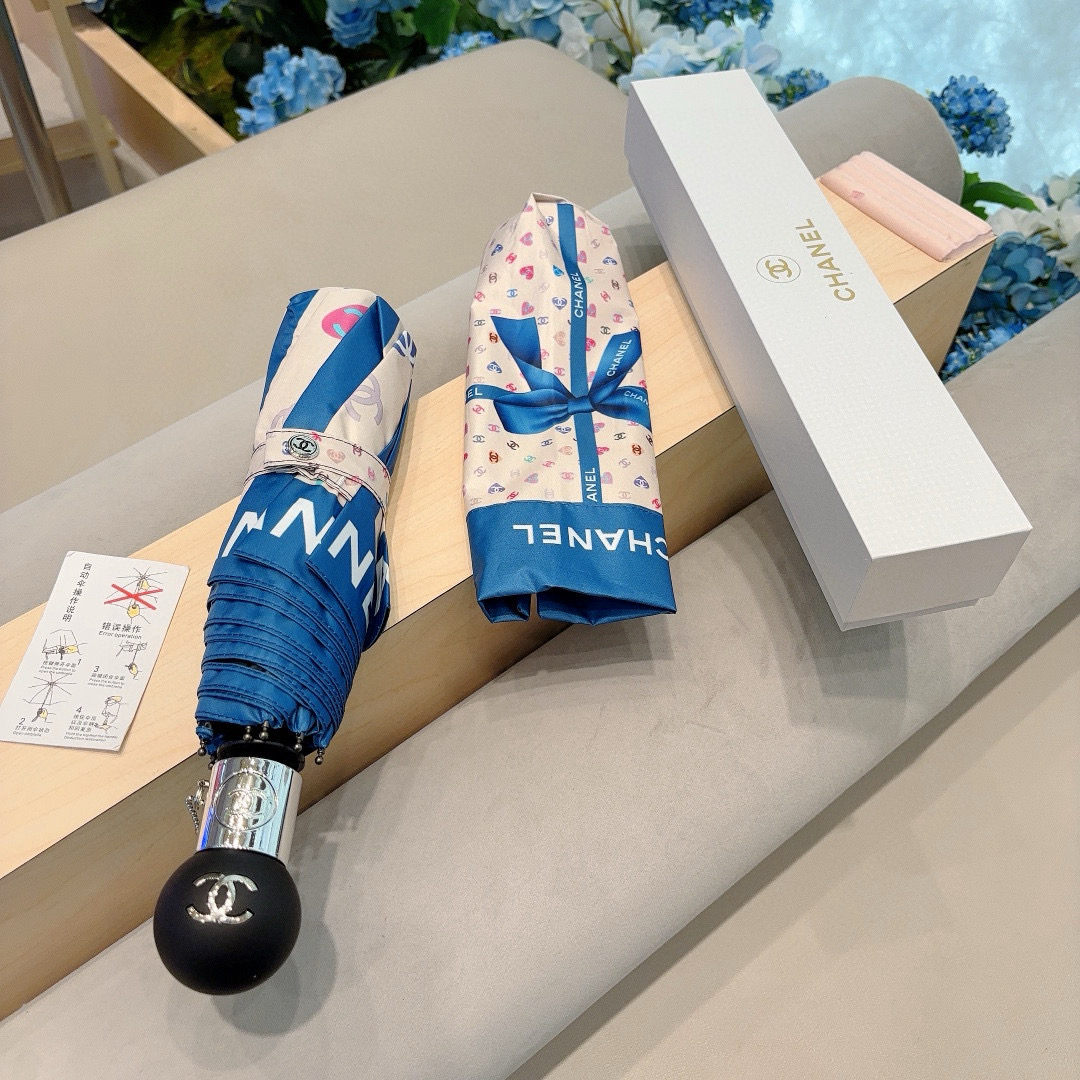  CHANEL（香奈儿）三折自动折叠晴雨伞 集合香奈儿灵魂LOGO为一体的设计风格高雅奢华 带在身上带来
