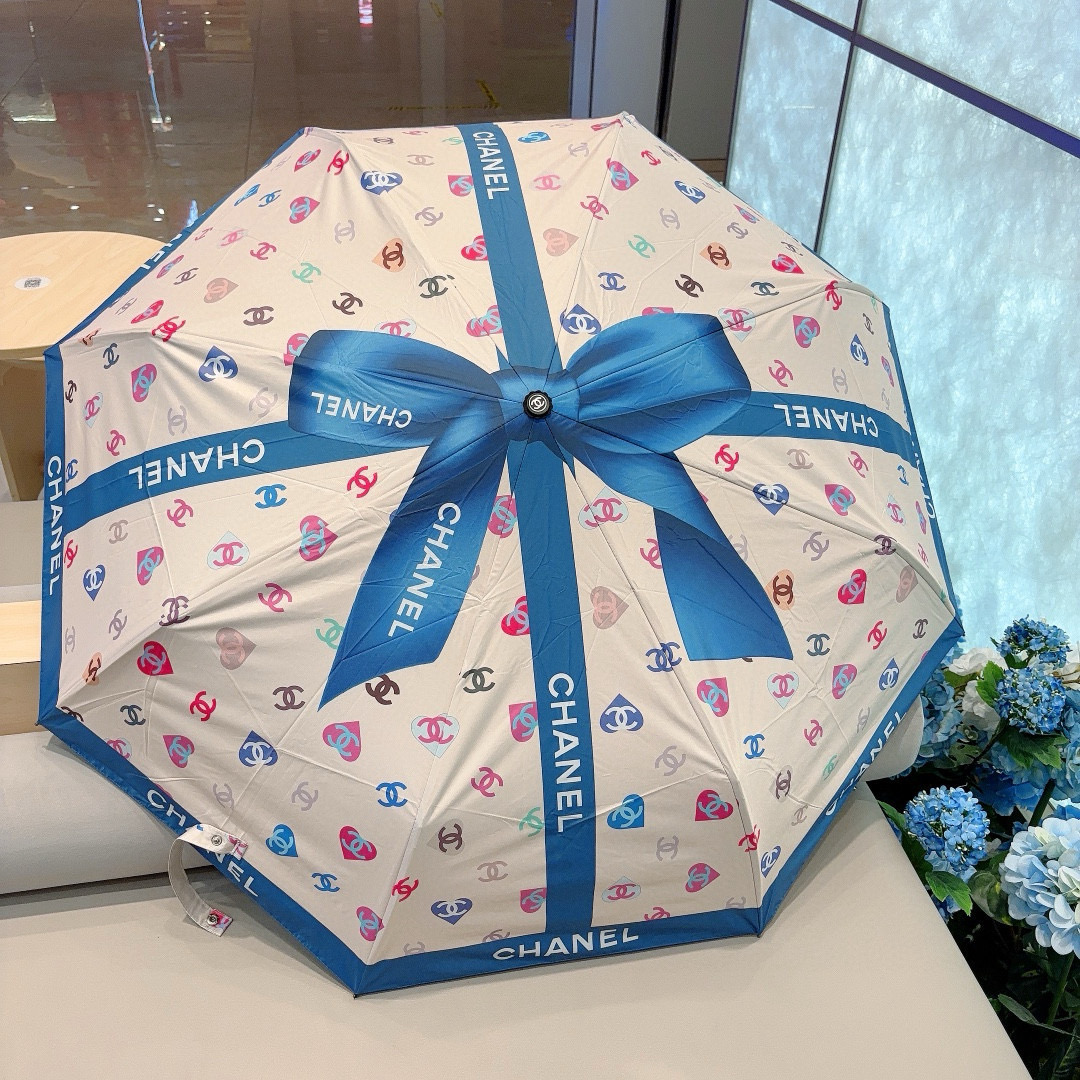  CHANEL（香奈儿）三折自动折叠晴雨伞 集合香奈儿灵魂LOGO为一体的设计风格高雅奢华 带在身上带来