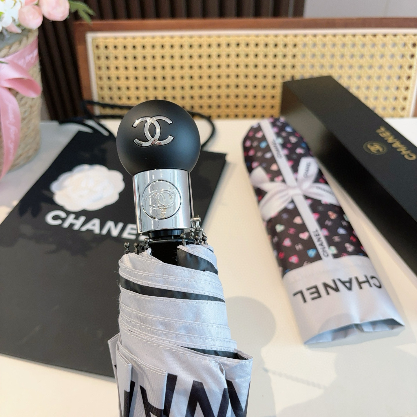  CHANEL（香奈儿）三折自动折叠晴雨伞 集合香奈儿灵魂LOGO为一体的设计风格高雅奢华 带在身上带来